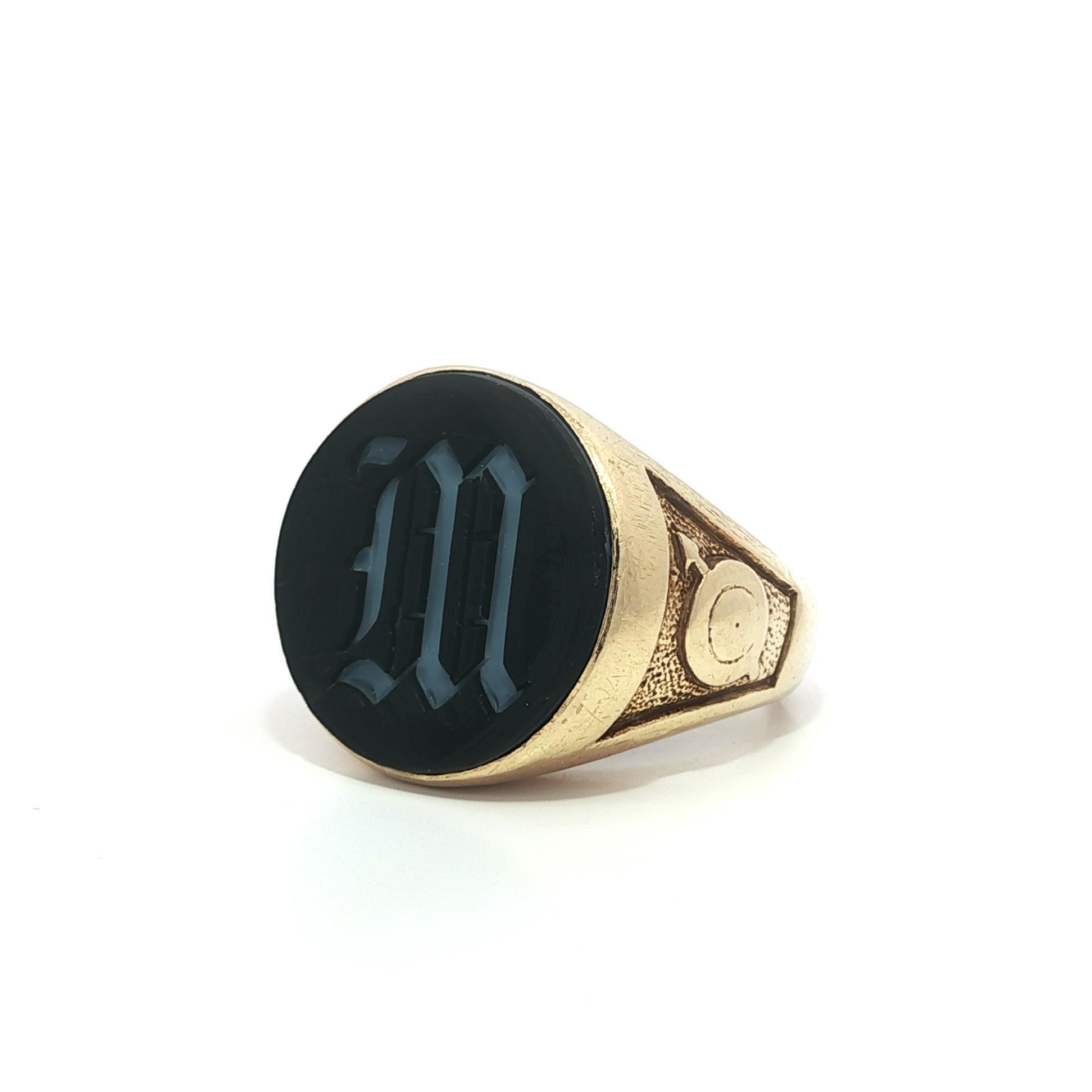 Antique Men's Yellow Gold Black & White Hardstone Initial M Signet Heavy Ring im Angebot 8