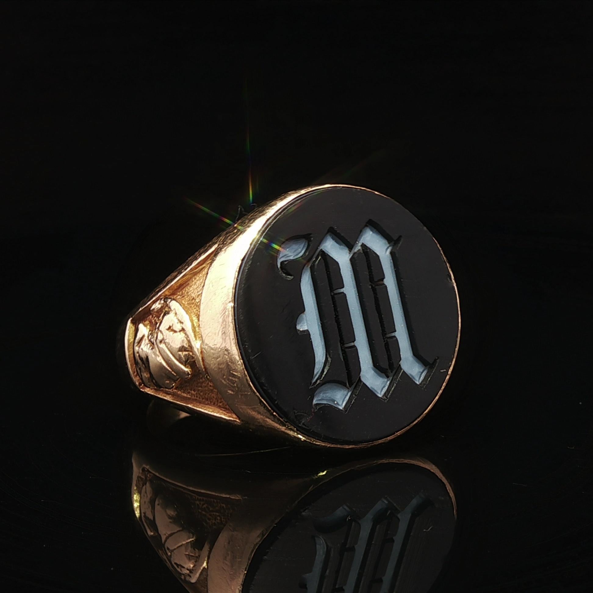 Antique Men's Yellow Gold Black & White Hardstone Initial M Signet Heavy Ring im Zustand „Gut“ im Angebot in Montclair, NJ