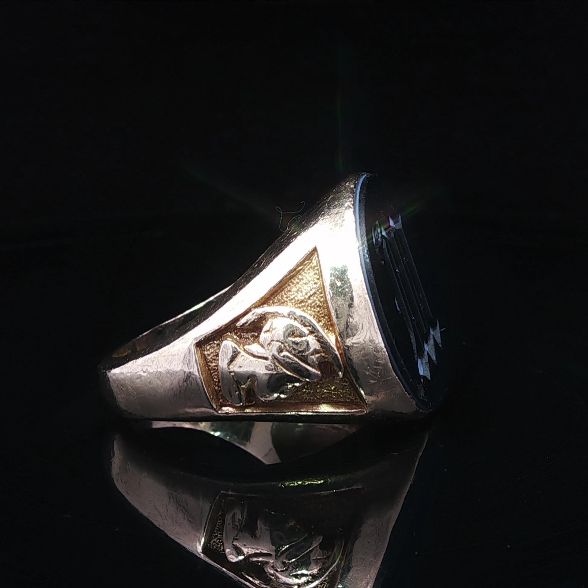 Antique Men's Yellow Gold Black & White Hardstone Initial M Signet Heavy Ring Herren im Angebot