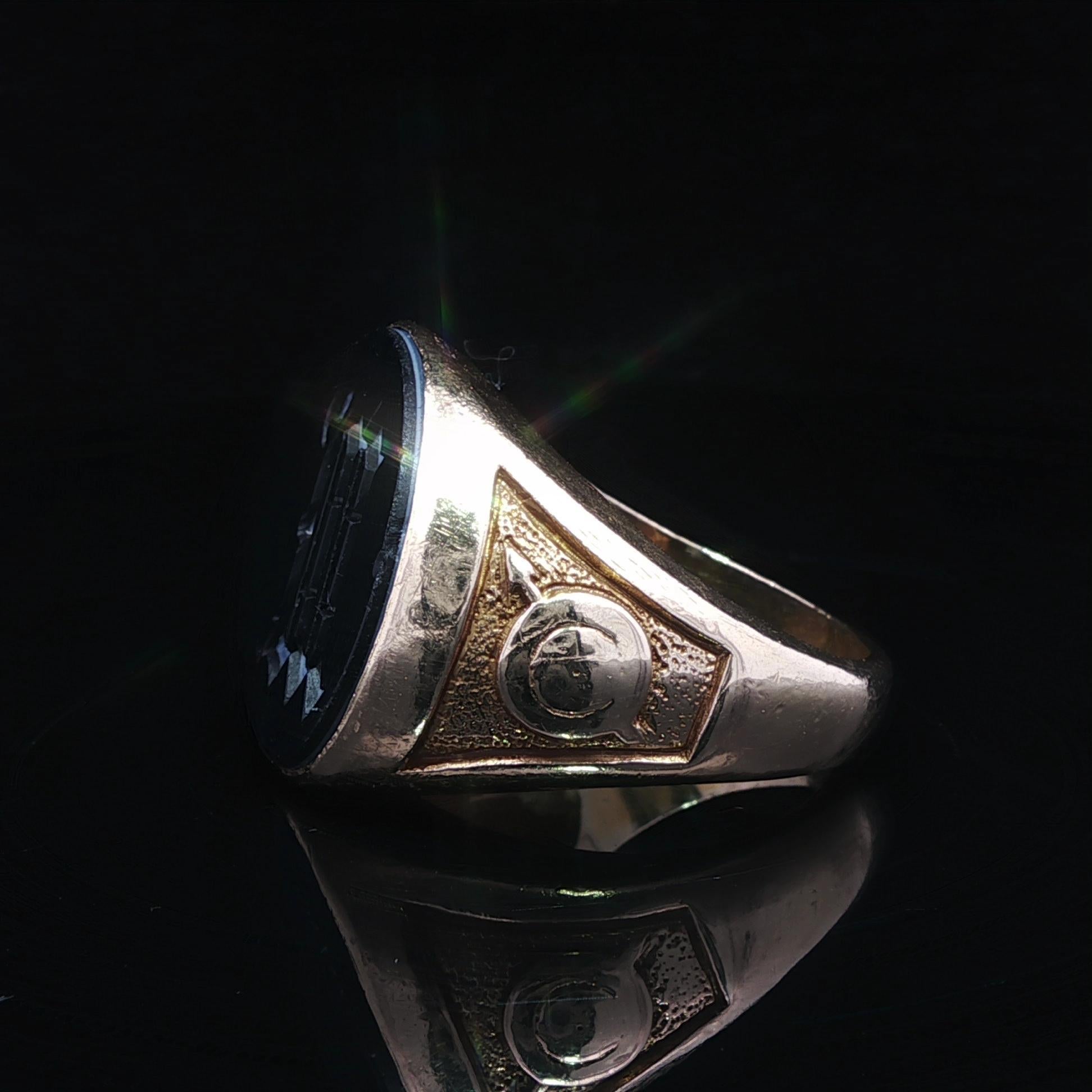 Antique Men's Yellow Gold Black & White Hardstone Initial M Signet Heavy Ring im Angebot 1