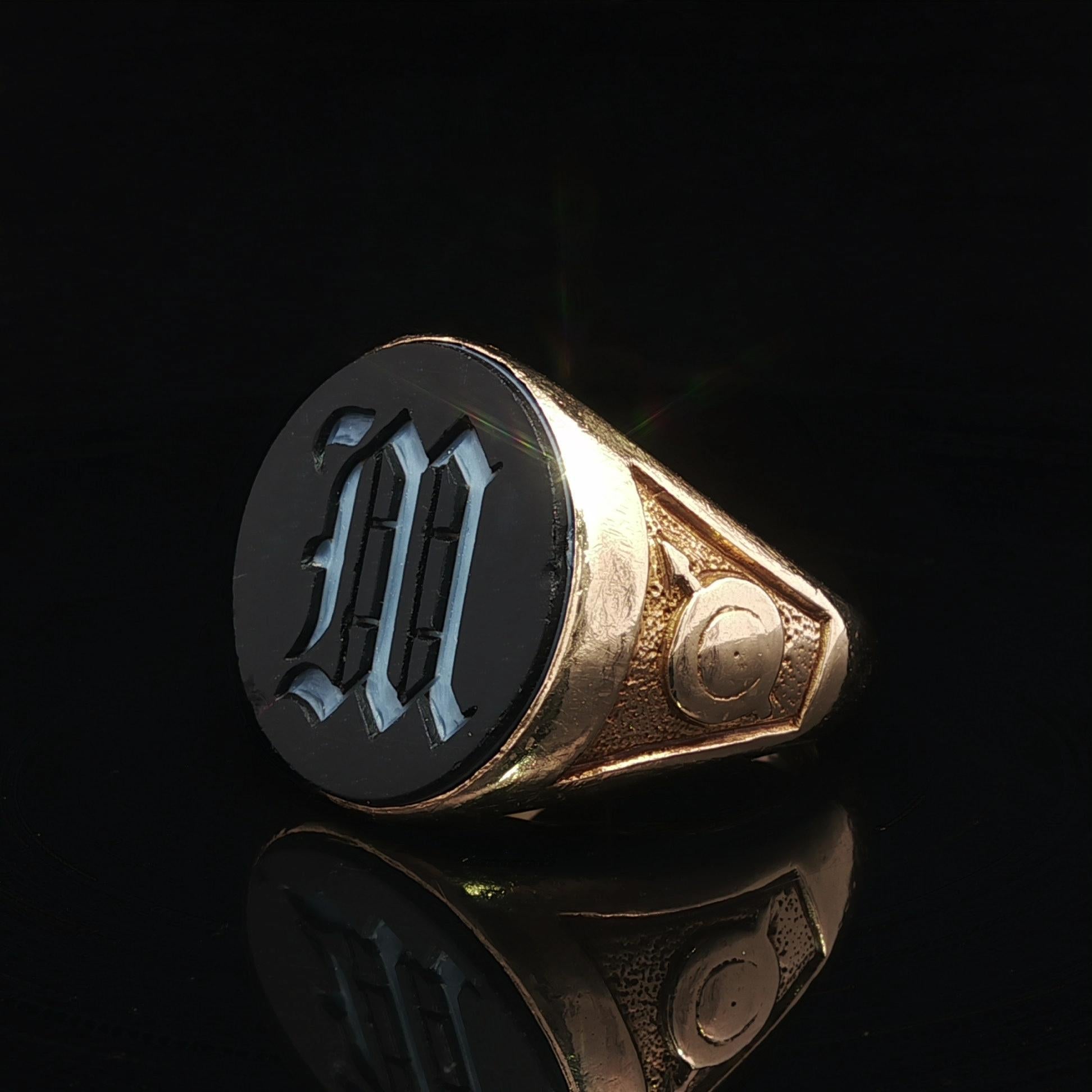 Antique Men's Yellow Gold Black & White Hardstone Initial M Signet Heavy Ring im Angebot 2