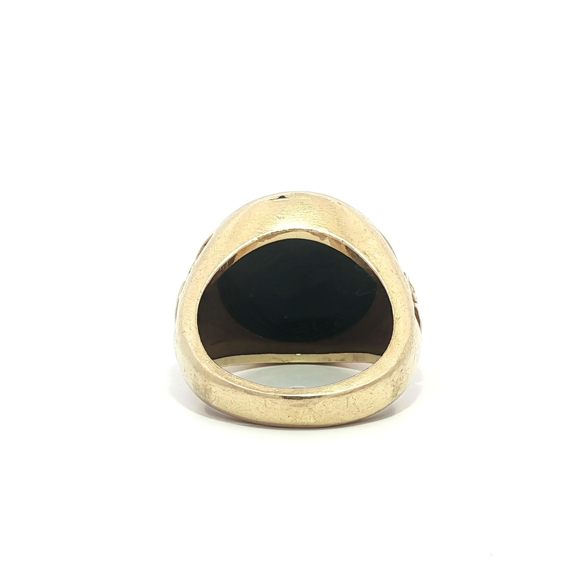 Antique Men's Yellow Gold Black & White Hardstone Initial M Signet Heavy Ring im Angebot 3