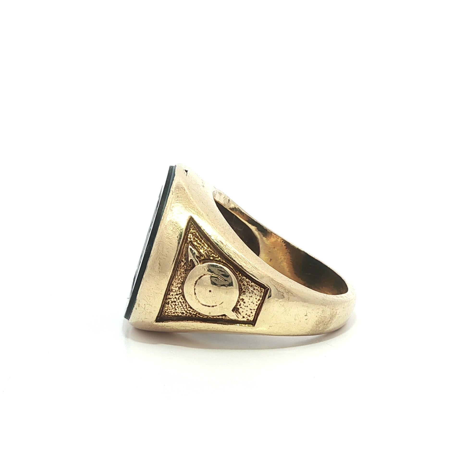 Antique Men's Yellow Gold Black & White Hardstone Initial M Signet Heavy Ring im Angebot 4