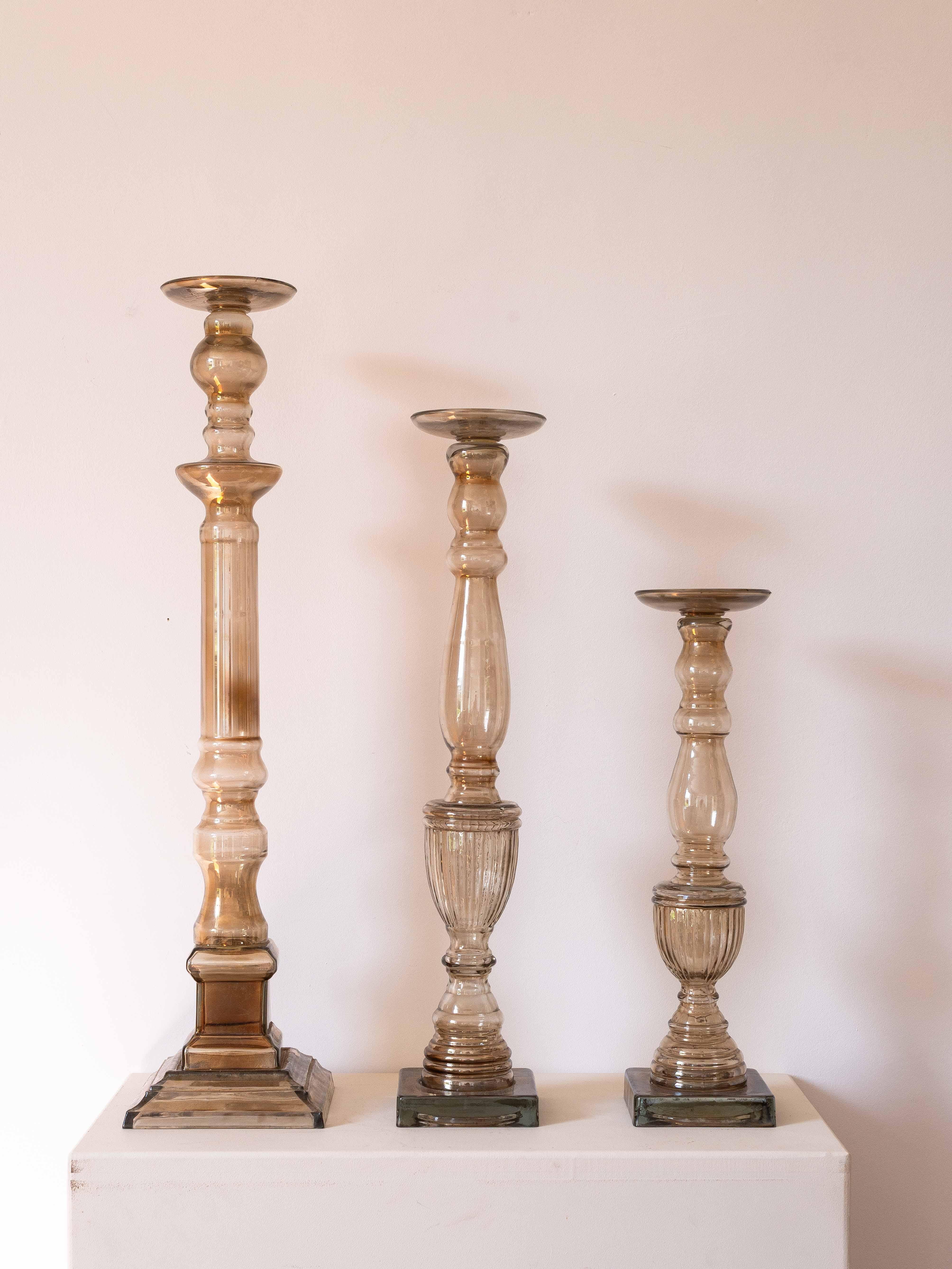 Bougeoirs anciens en verre au mercure - France/Bohemia - 19e siècle 

Rare ensemble de grands chandeliers en verre au mercure, le plus grand mesurant une hauteur impressionnante de 27,5 pouces (70 cm). 

Fabriquées en France ou en Bohemia vers