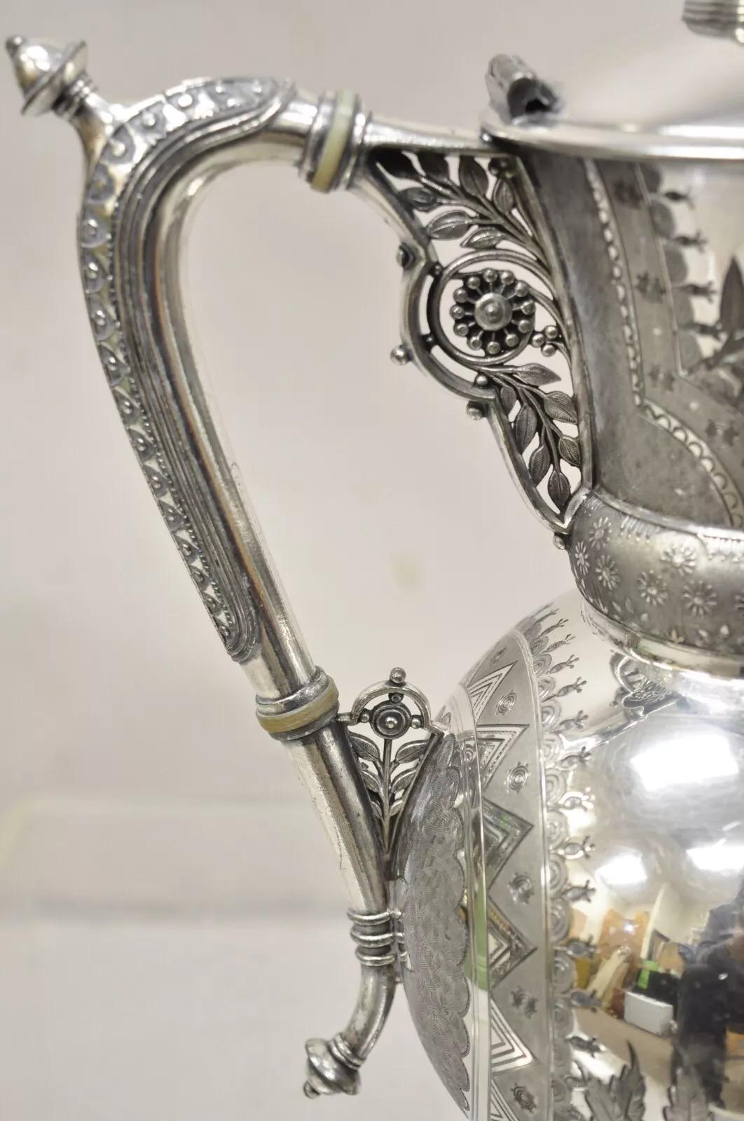 Antigua tetera Meriden Art Nouveau plateada con pájaro grabado y ornamentada. El artículo presenta grabados decorativos ornamentados, un pájaro grabado en cada lado y el monograma 