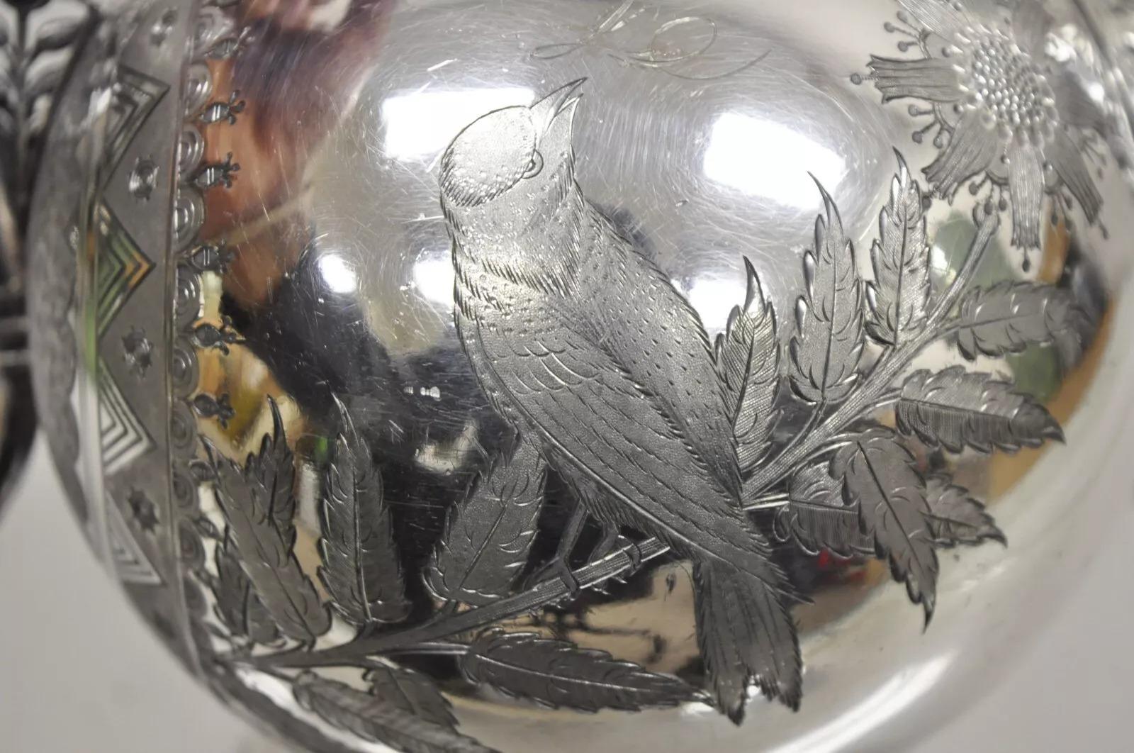 Antiguo Meriden Art Nouveau Plateado Pájaro Grabado Tetera Ornamentada Tetera siglo XX en venta