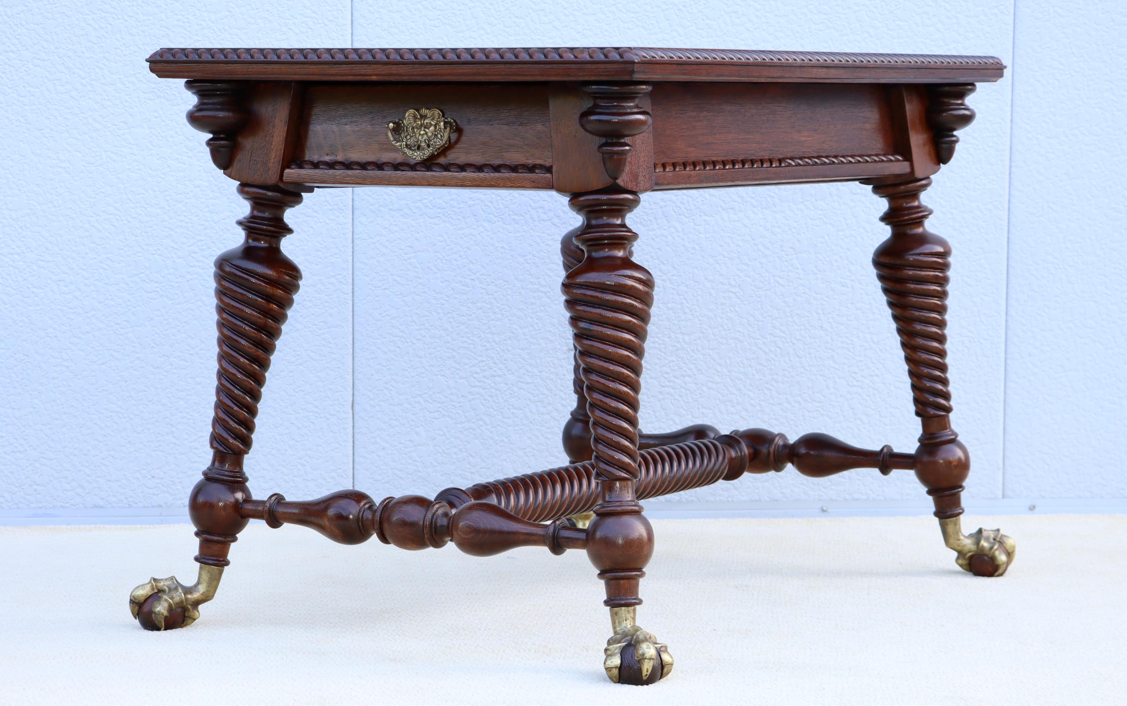 Tardo vittoriano Antico tavolo da biblioteca in Oak Oak con piedi in bronzo ad artiglio in vendita