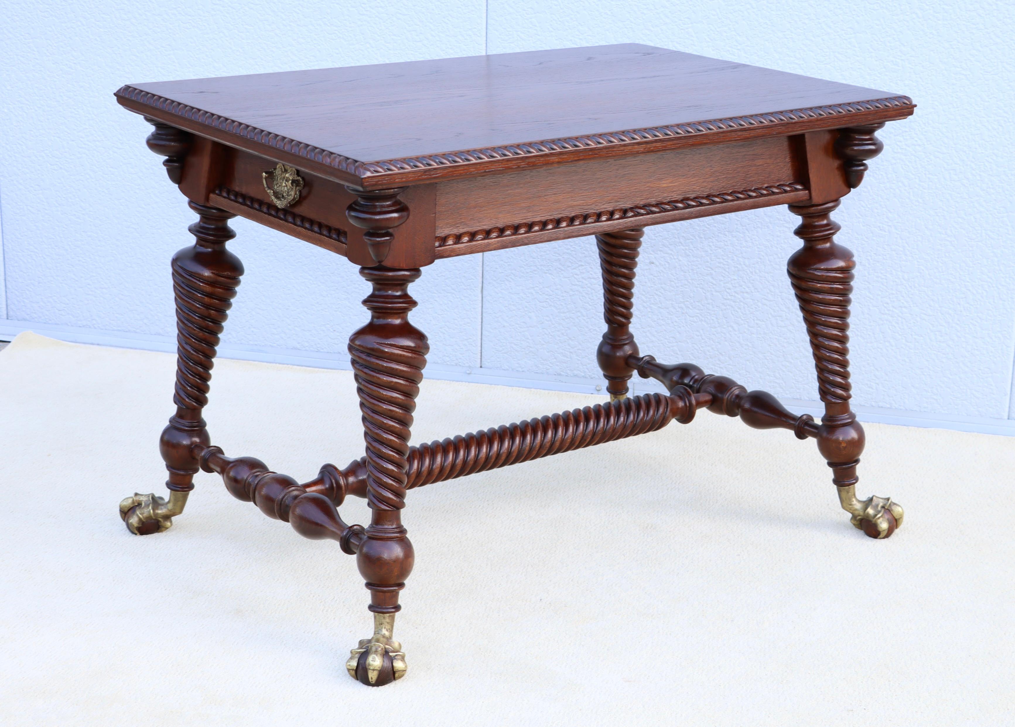 Americano Antico tavolo da biblioteca in Oak Oak con piedi in bronzo ad artiglio in vendita