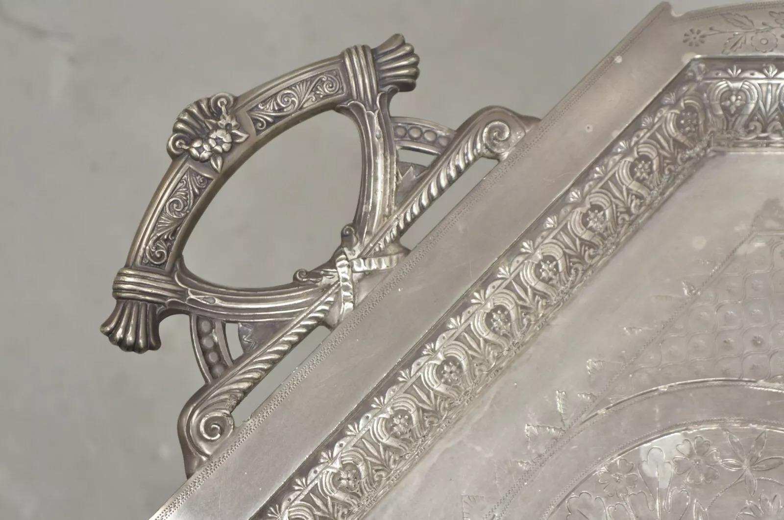Antigua bandeja para mayordomos Mermod Jaccard & Co Art Nouveau bañada en plata con diseño de pájaro grulla en el centro. Principios del siglo XX. Medidas: 1,5