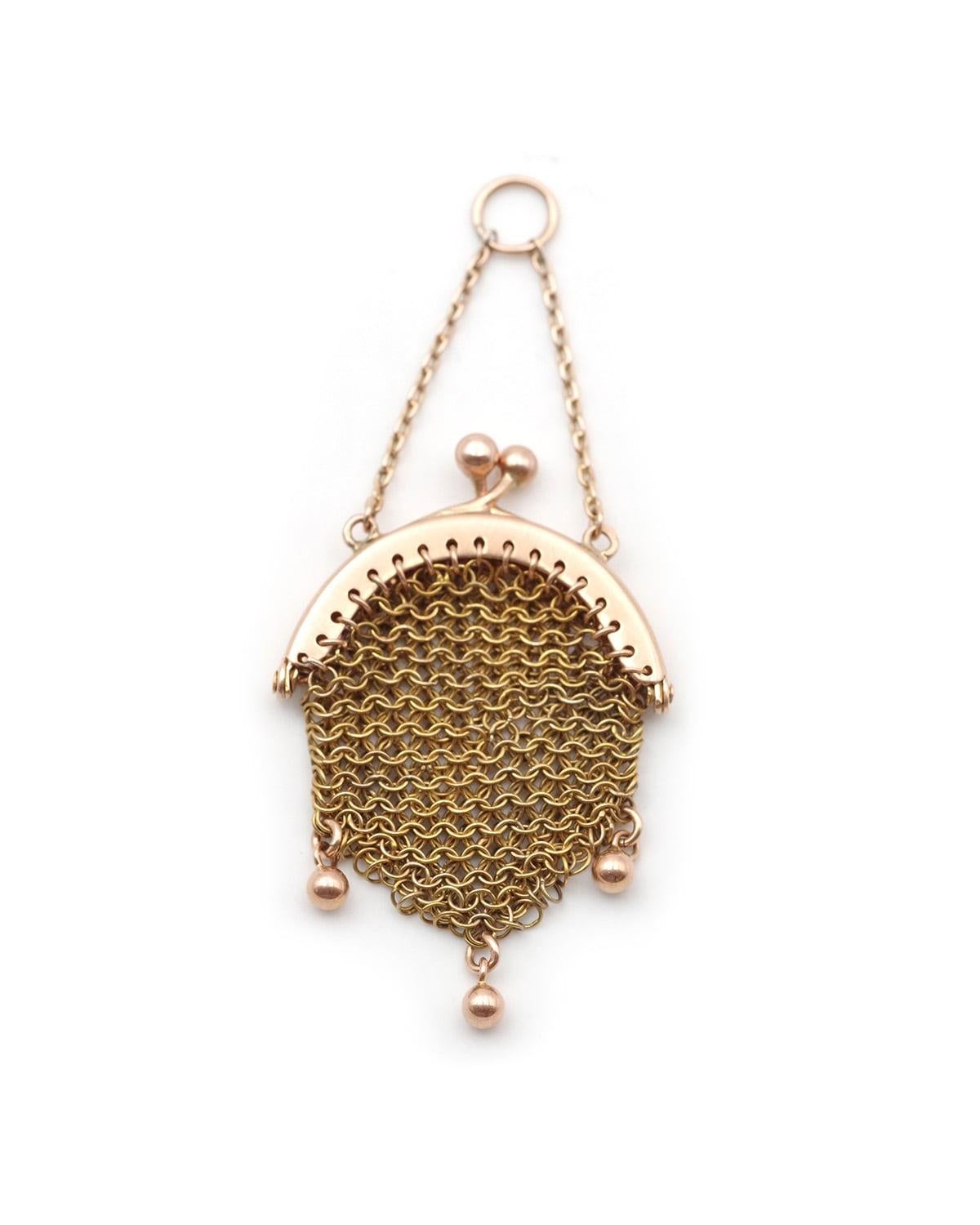Antique mesh purse pendant in 18k gold, French antique doll purse for coins In Good Condition For Sale In PARIS, FR