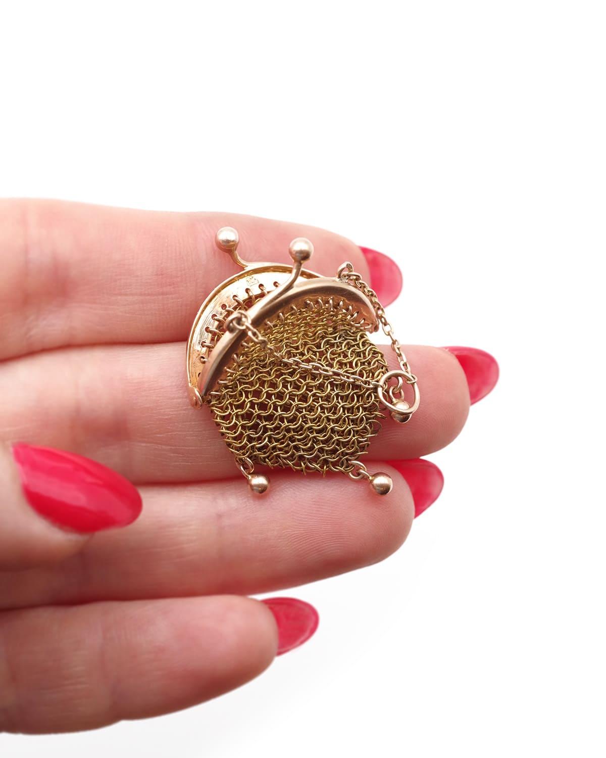 Antique mesh purse pendant in 18k gold, French antique doll purse for coins For Sale 1