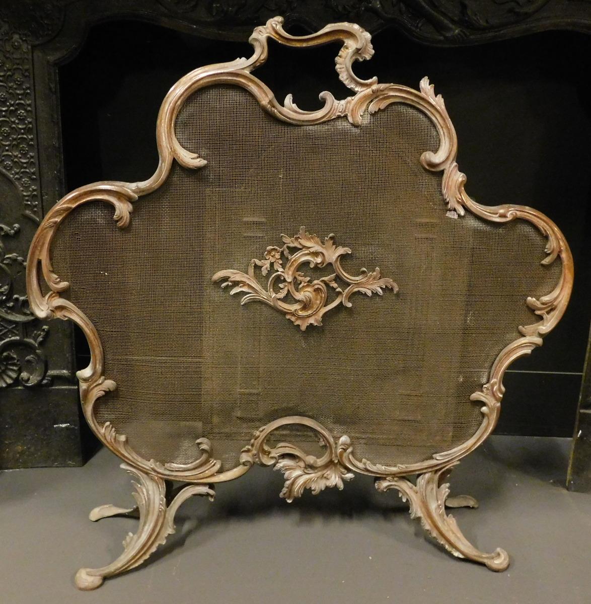 Antique mesh screen with gilt bronze decoration, Rocaille style, coming from France, built in the mid-19th century to decorate the fireplace of a noble house.
Measure cm H 67 x W 69.