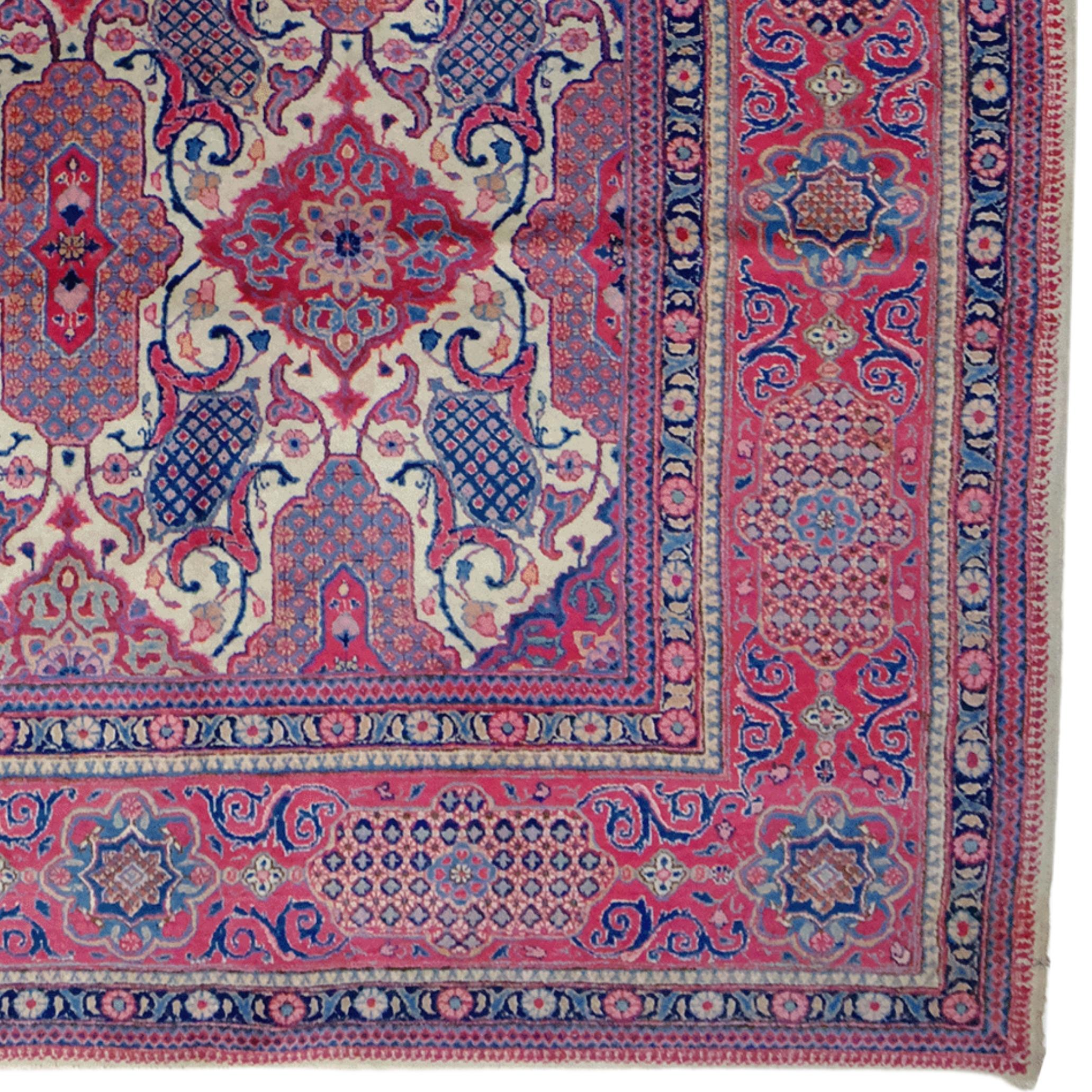Antique Meshed Carpet - Vintage Carpet In Good Condition For Sale In Sultanahmet, 34