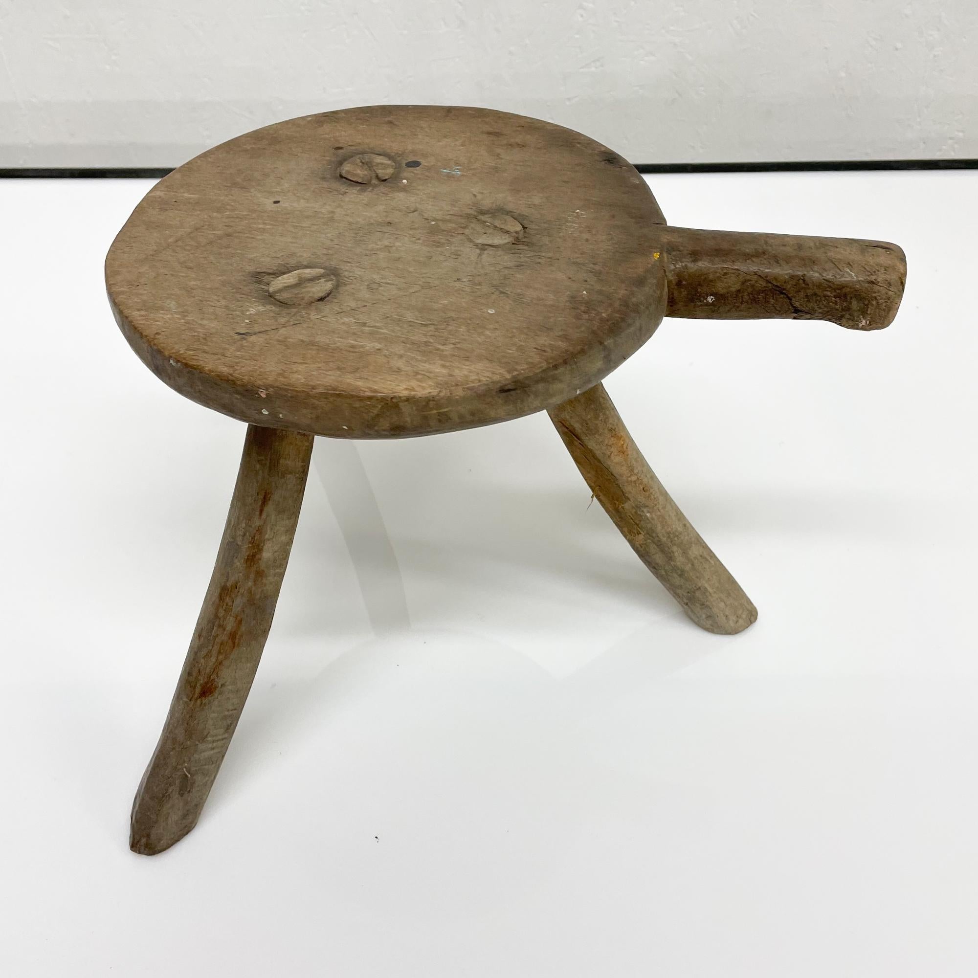 For your consideration a vintage-antique tripod stool. Constructed with mesquite wood.

Firm and sturdy. 
Original vintage unrestored condition. Fair condition. 
Made in Mexico early the 1900s

Dimensions: 9.5