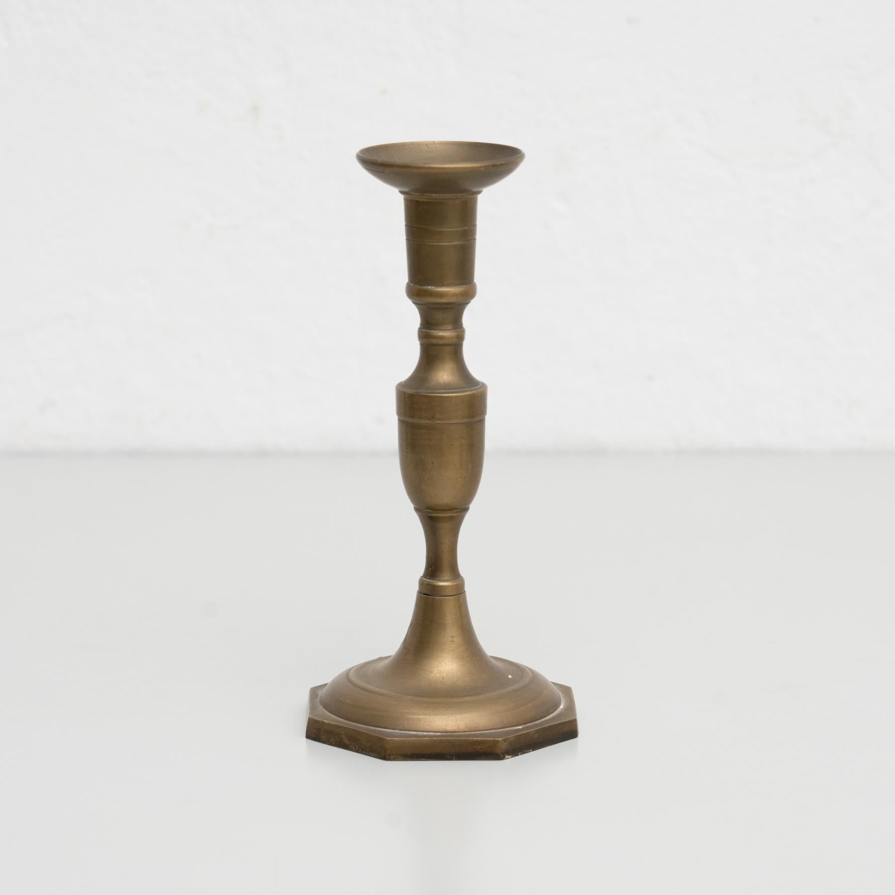 Antiker Kerzenhalter aus Metall, um 1950  Von unbekanntem Hersteller. Spanien    Originaler Zustand mit geringen alters- und gebrauchsbedingten Abnutzungserscheinungen, der eine schöne Patina aufweist.      MATERIAL:  Metall.    