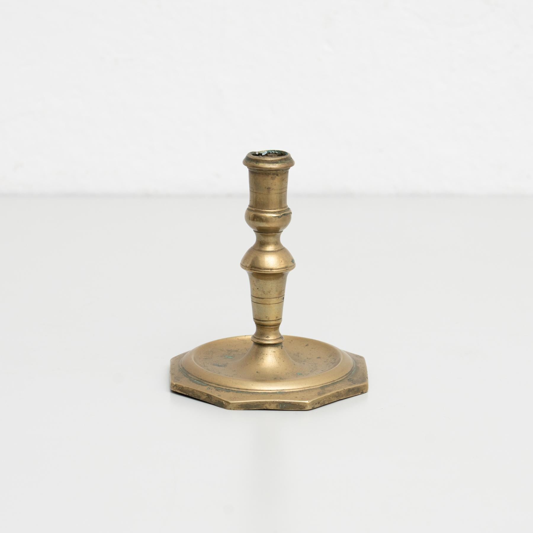 Antico portacandele in metallo, circa 1950  Di produttore sconosciuto. Spagna    In condizioni originali, con lievi usure dovute all'età e all'uso, che conservano una bella patina.      Materiale:  Metallo.    
