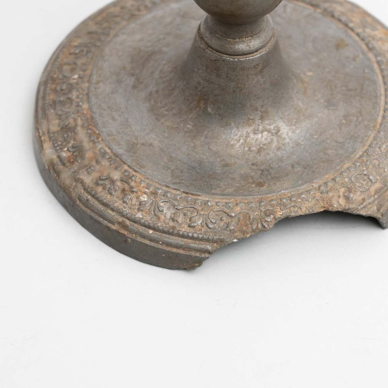 Antico portacandele in metallo, CIRCA 1950 - Stile spagnolo con patina in vendita 3