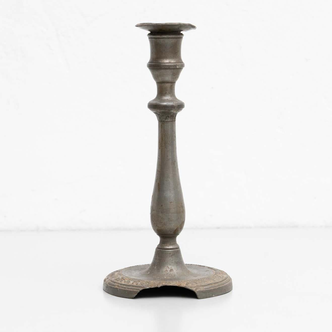 Antico portacandele in metallo, CIRCA 1950 - Stile spagnolo con patina in vendita 4