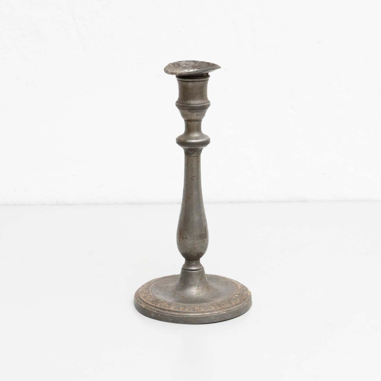Spagnolo Antico portacandele in metallo, CIRCA 1950 - Stile spagnolo con patina in vendita