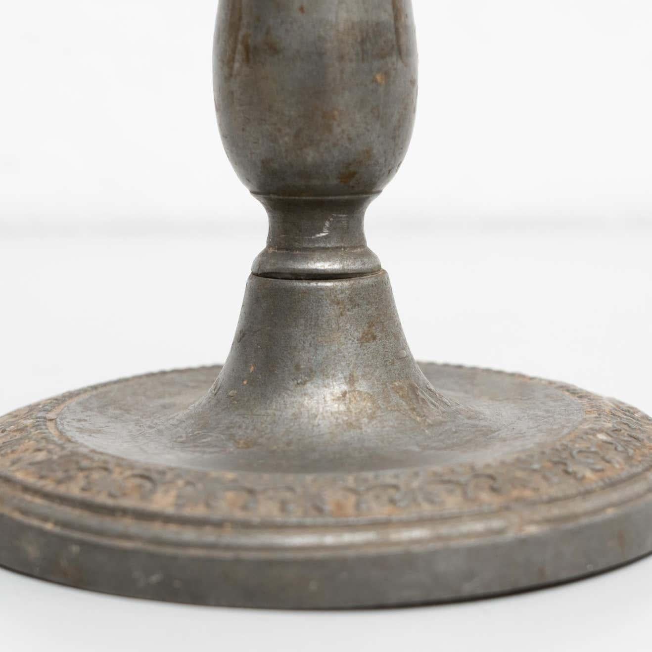 Metallo Antico portacandele in metallo, CIRCA 1950 - Stile spagnolo con patina in vendita