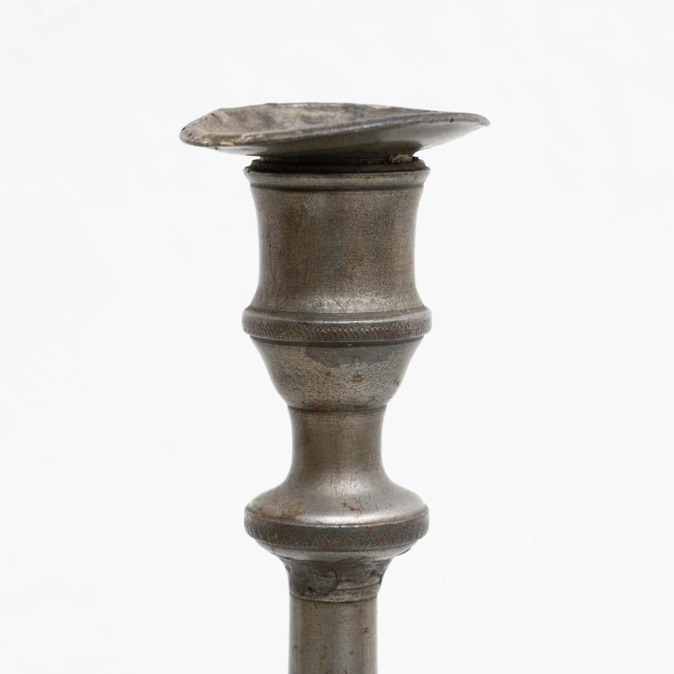 Antico portacandele in metallo, CIRCA 1950 - Stile spagnolo con patina in vendita 1