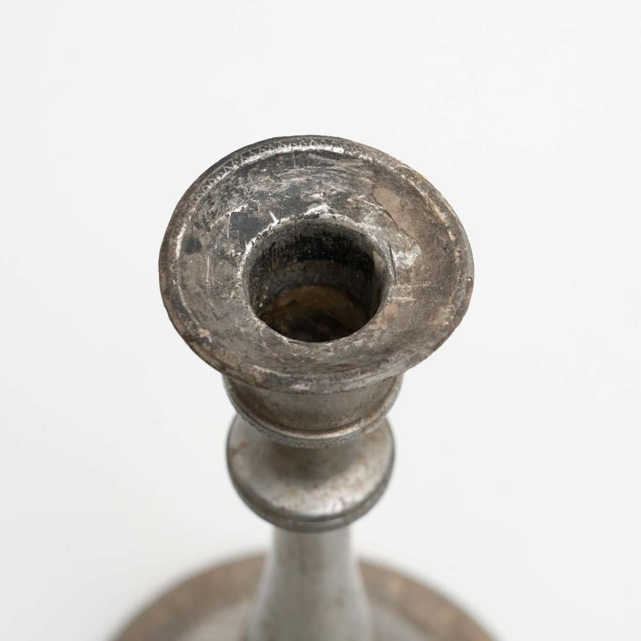 Antico portacandele in metallo, CIRCA 1950 - Stile spagnolo con patina in vendita 2