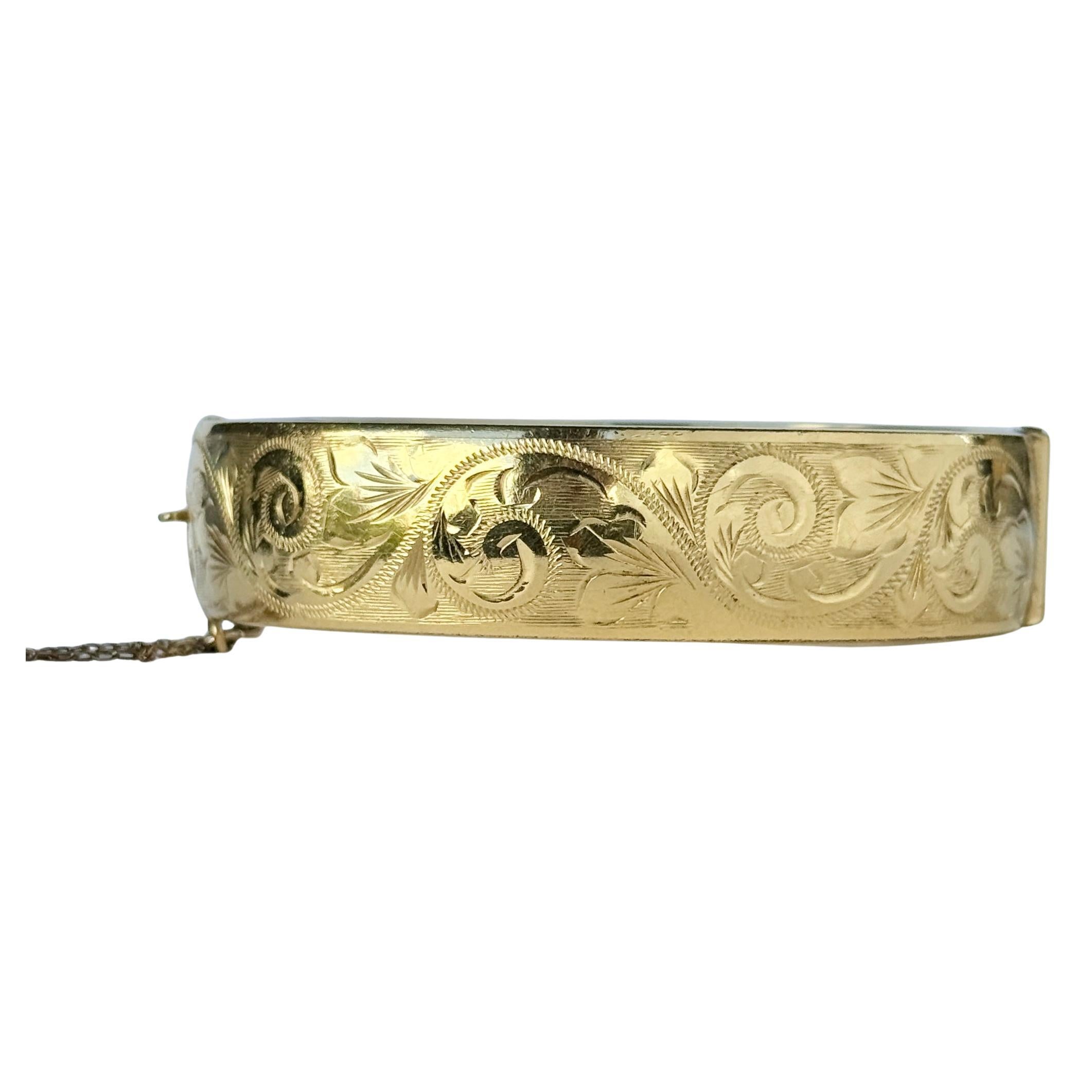 Antiker Metallkern 9 Karat Gold beschichtet Metallkern graviert Armreif im Angebot