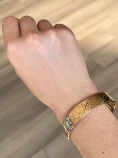 Antiker Armreif mit Metallkern-Gravur