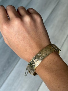 Antiker Armreif mit Metallkern-Gravur