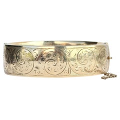 Bracelet gravé en métal antique