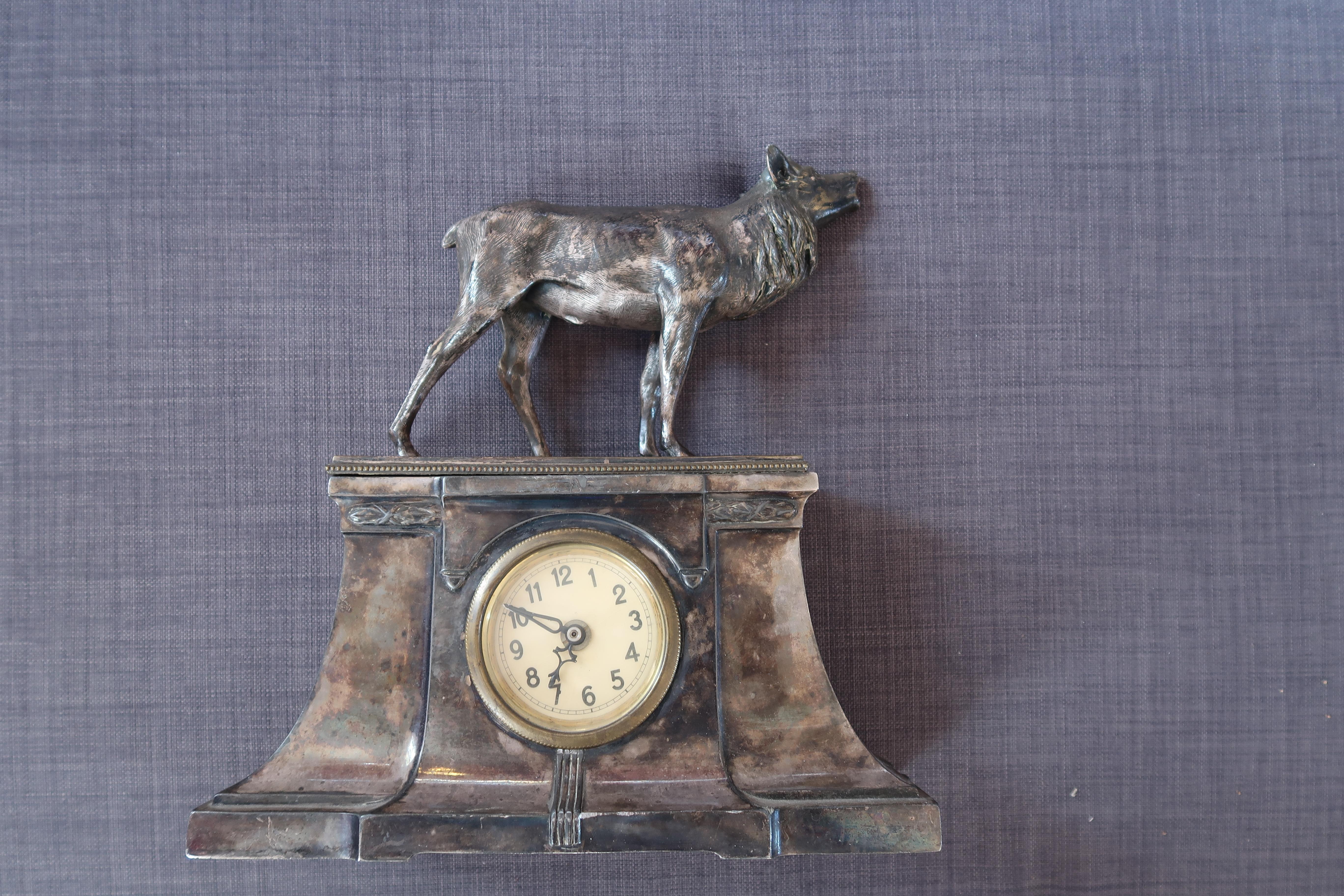This stunning antique clock features a beautifully detailed metal deer design, embodying timeless craftsmanship and rustic elegance. Measuring 12 inches (30 cm) in width, 12.2 inches (31 cm) in height, and 4.7 inches (12 cm) in depth, and weighing