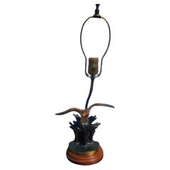 Lámpara de mesa antigua de metal esmaltado con pato azulón