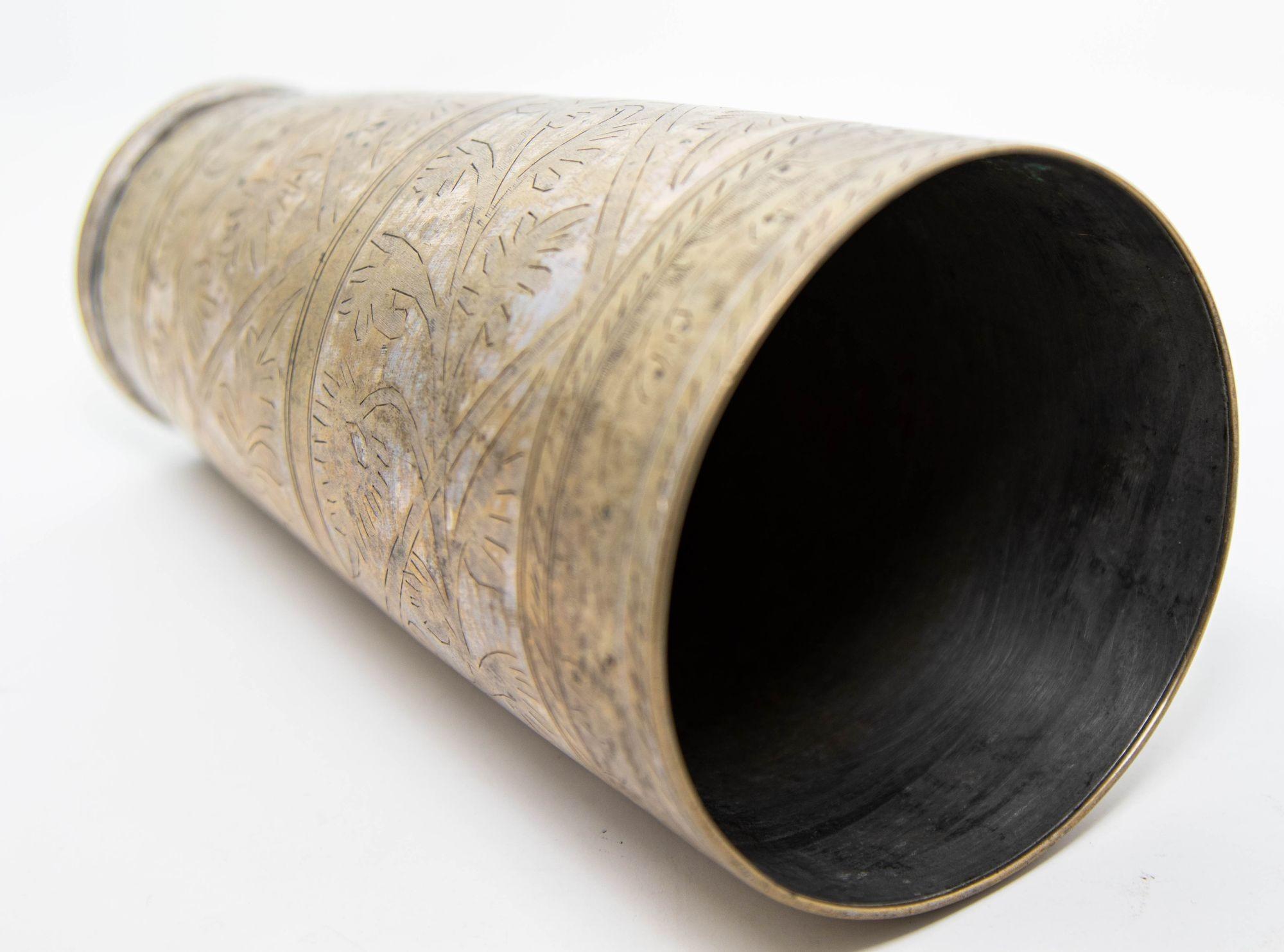 Antiguo vaso o jarrón mogol de metal grabado de la India años 40 en venta 2