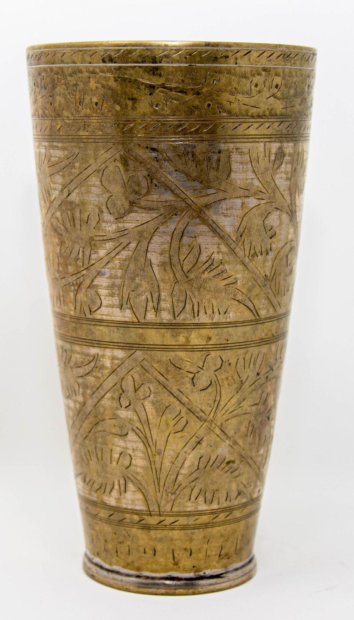 Antiguo vaso o jarrón mogol de metal grabado de la India años 40 en venta 5