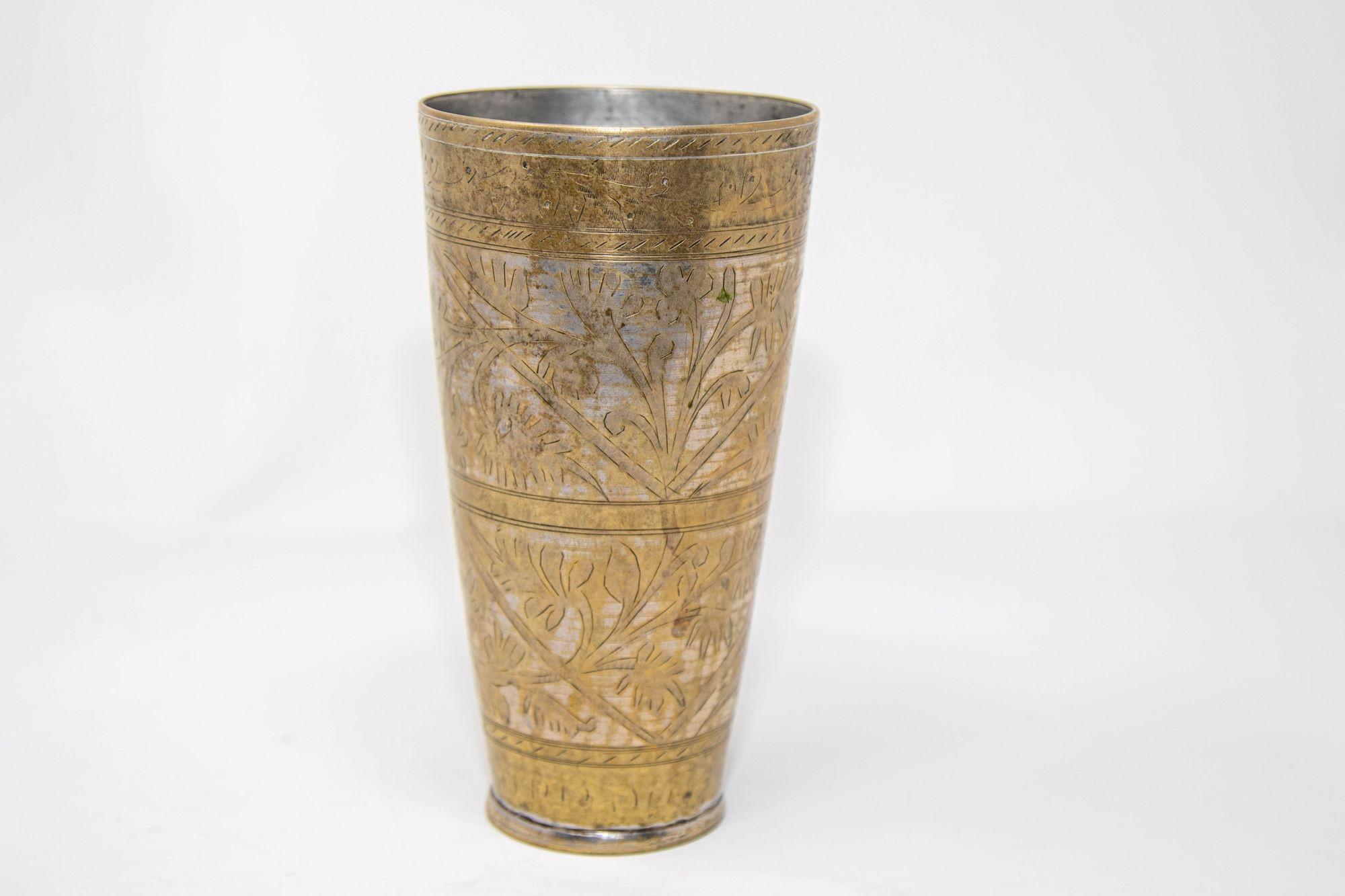 Antiguo vaso o jarrón mogol de metal grabado de la India años 40 en venta 7