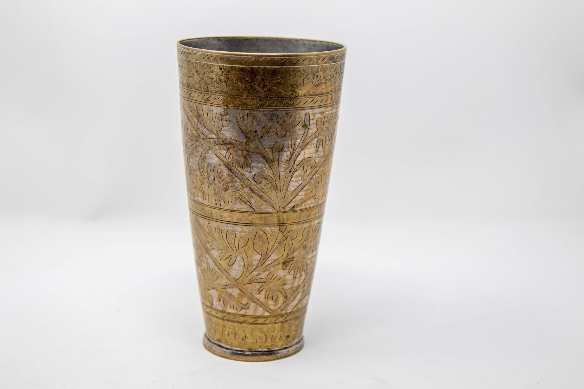 Antiguo vaso o jarrón mogol de metal grabado de la India años 40 en venta 8