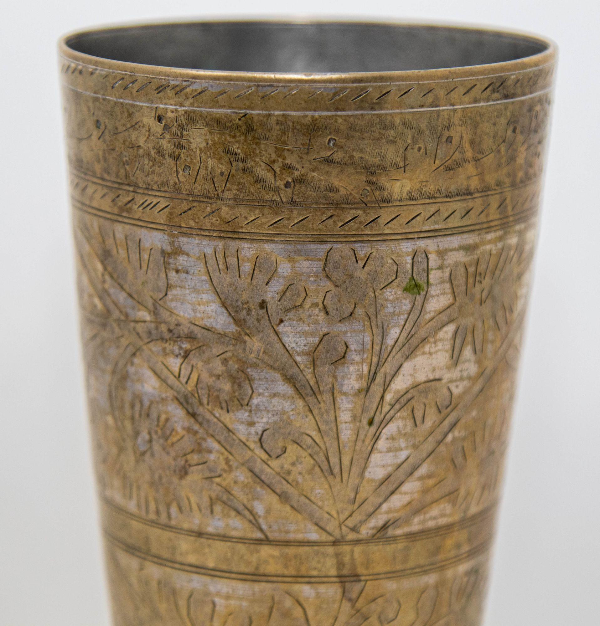 Antiguo vaso o jarrón mogol de metal grabado de la India años 40 Raj británico en venta