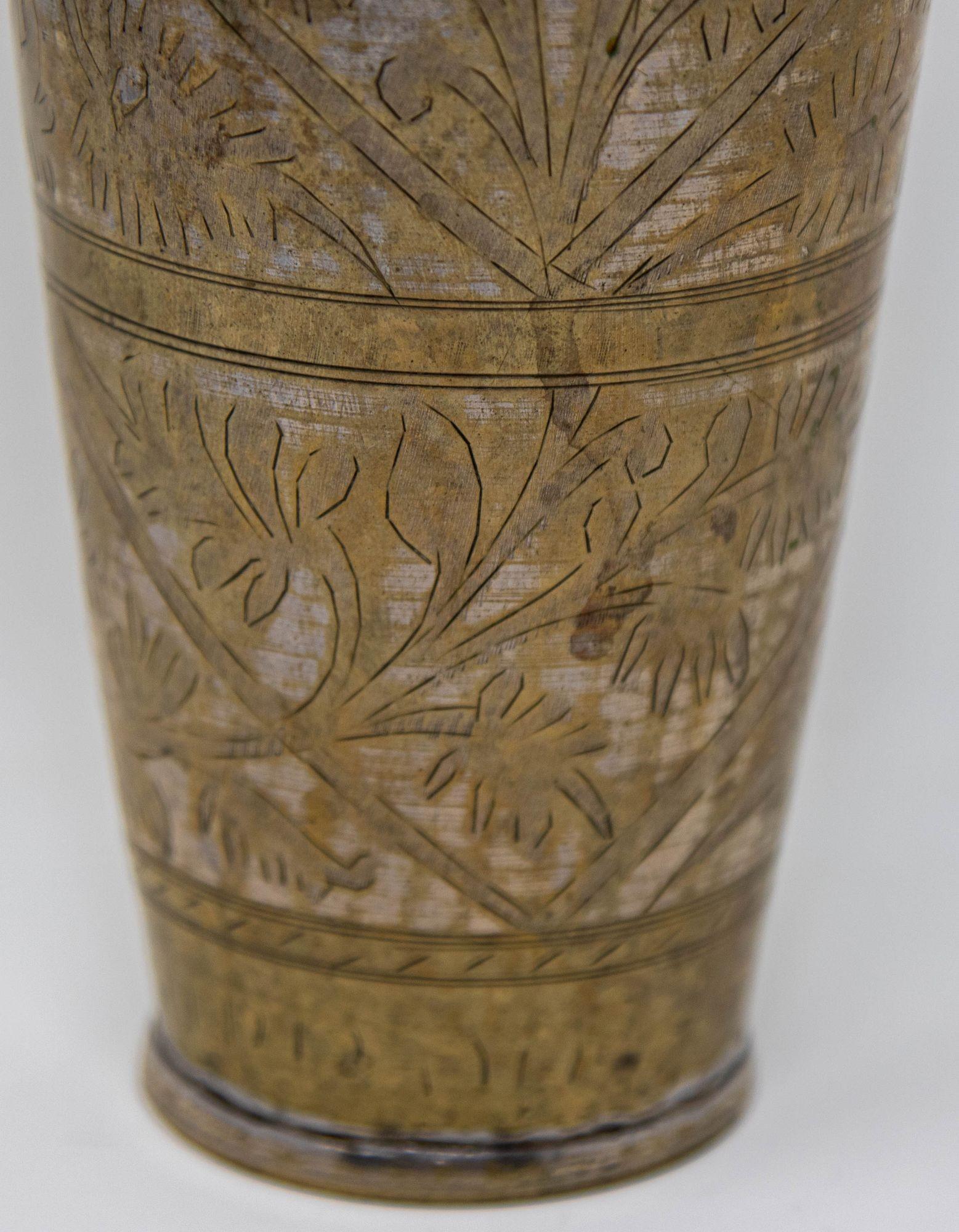 Antiguo vaso o jarrón mogol de metal grabado de la India años 40 Indio en venta