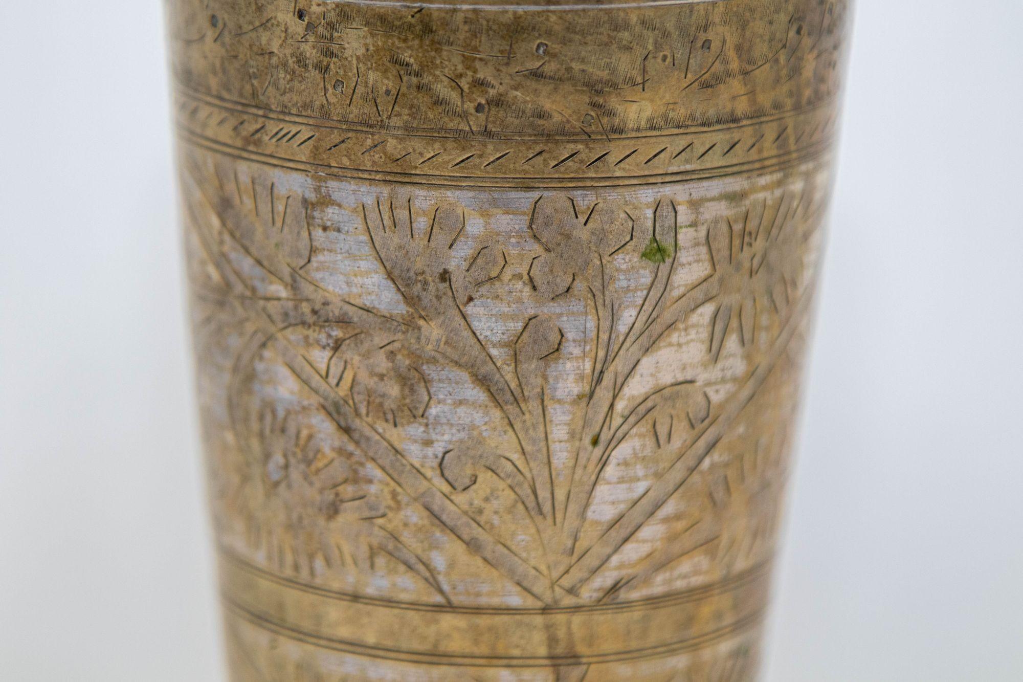 Antiguo vaso o jarrón mogol de metal grabado de la India años 40 Grabado en venta