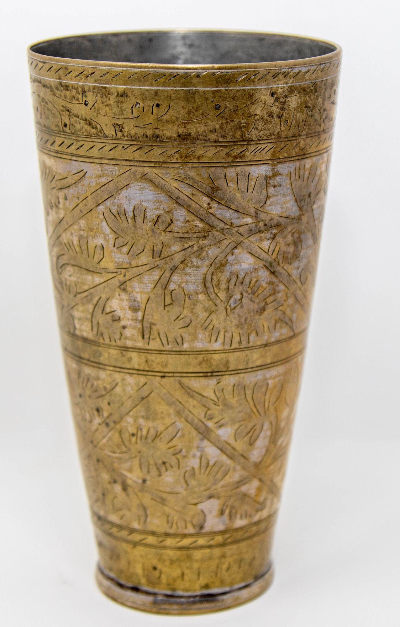 Antiguo vaso o jarrón mogol de metal grabado de la India años 40 en Bueno estado para la venta en North Hollywood, CA