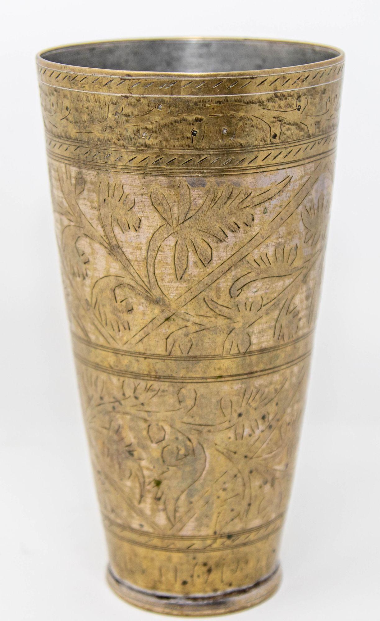 Antiguo vaso o jarrón mogol de metal grabado de la India años 40 siglo XX en venta