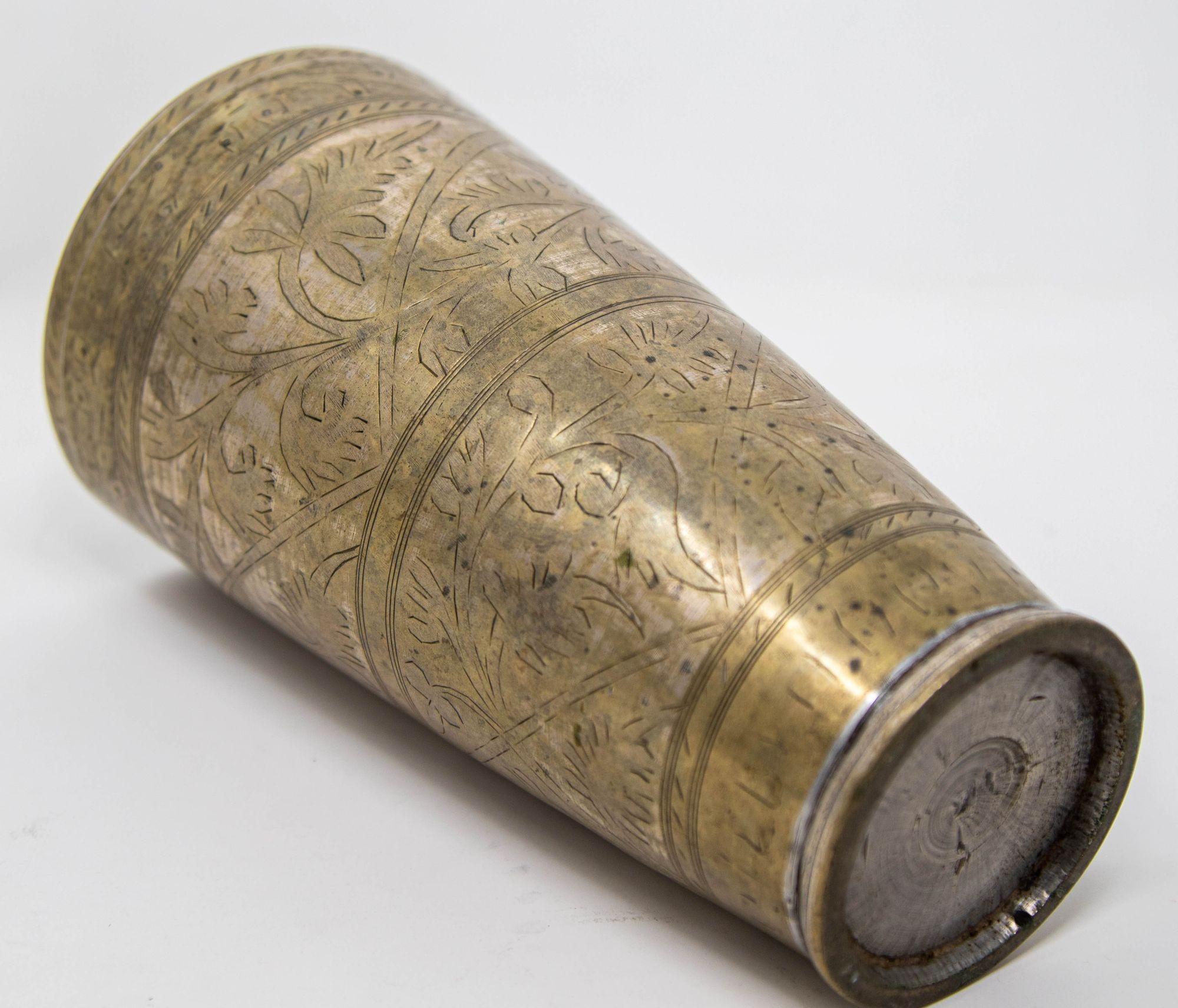 Antiguo vaso o jarrón mogol de metal grabado de la India años 40 Silver en venta
