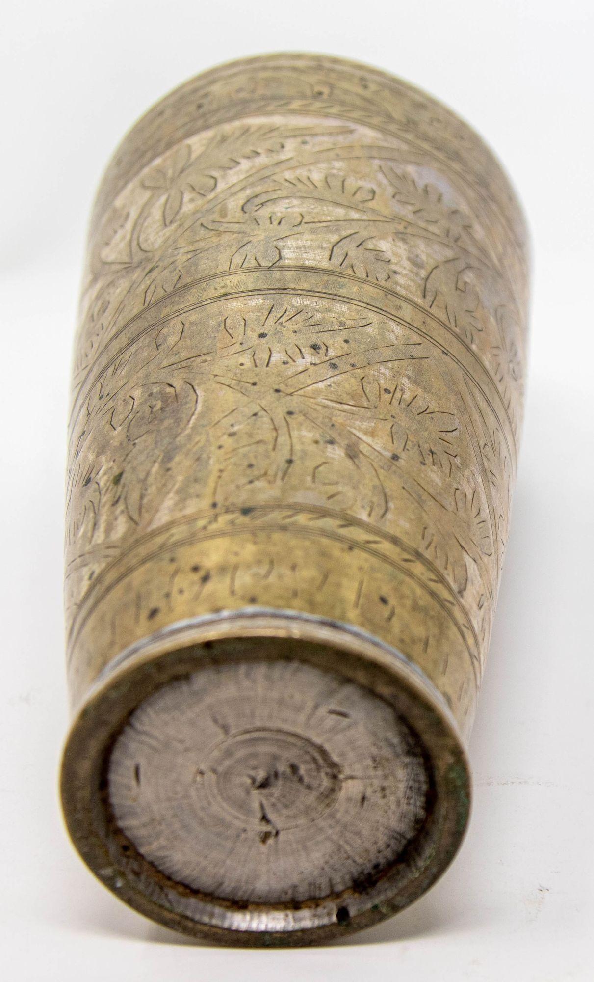 Antiguo vaso o jarrón mogol de metal grabado de la India años 40 en venta 1