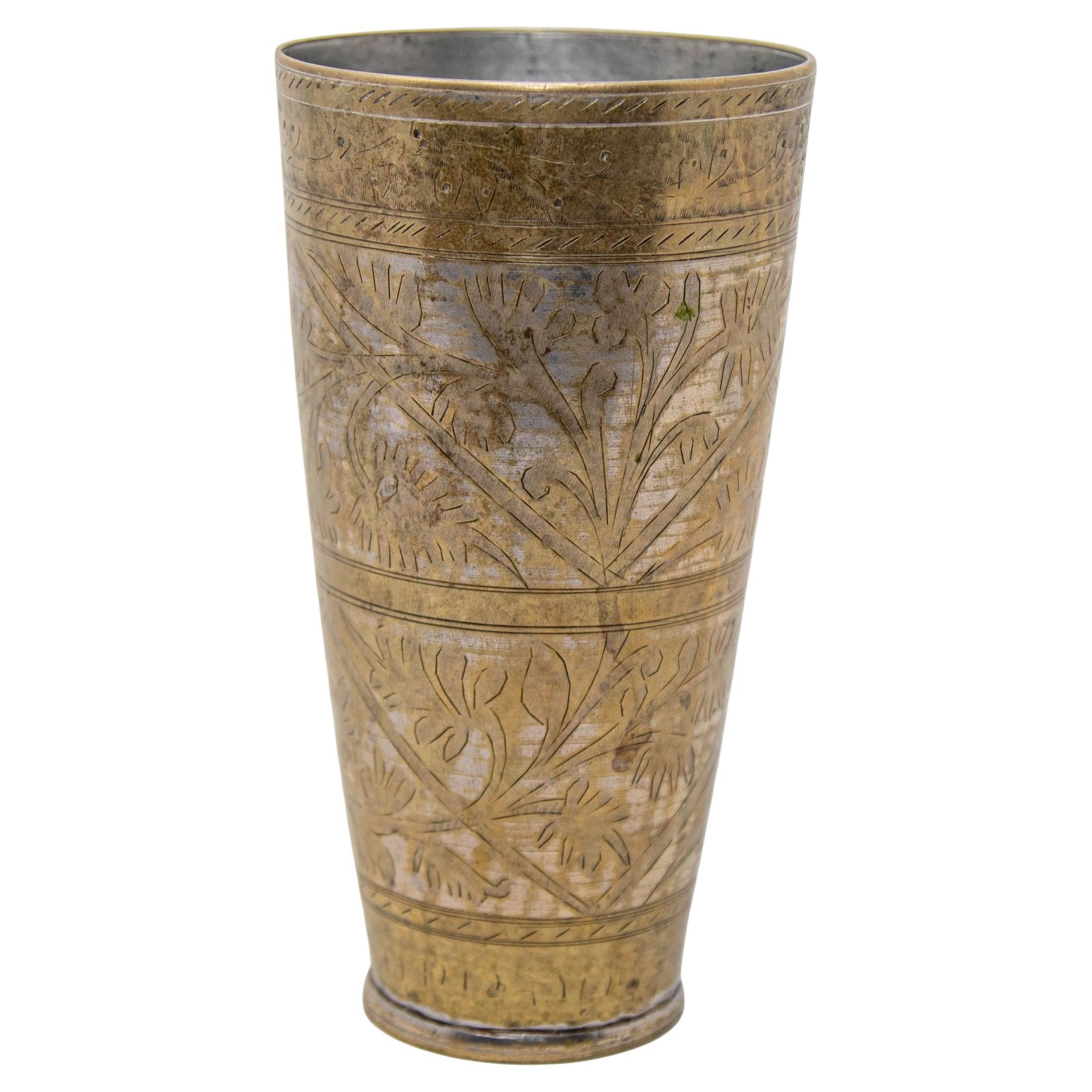Antiguo vaso o jarrón mogol de metal grabado de la India años 40