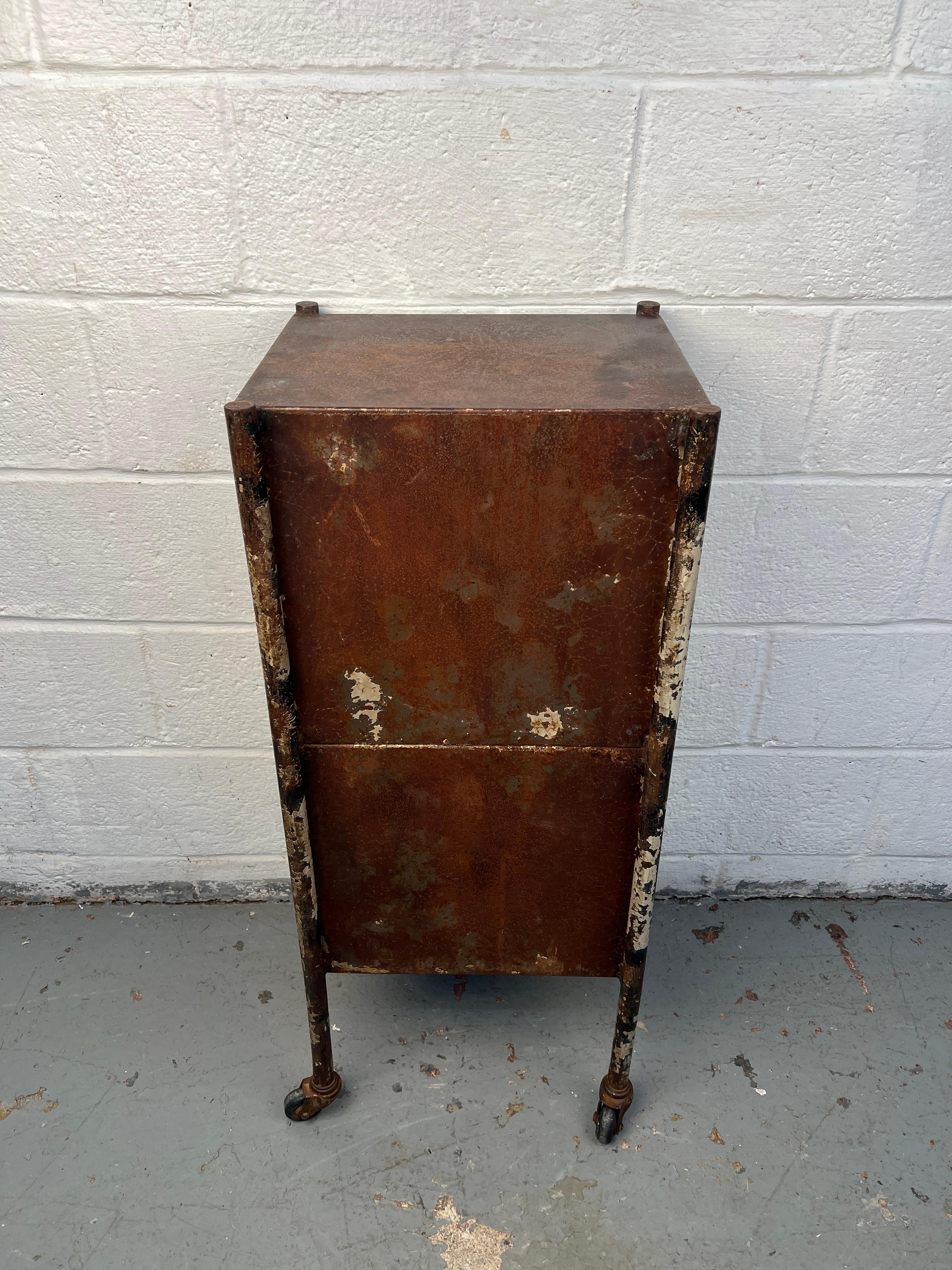 Classeur en métal ancien en vente 4