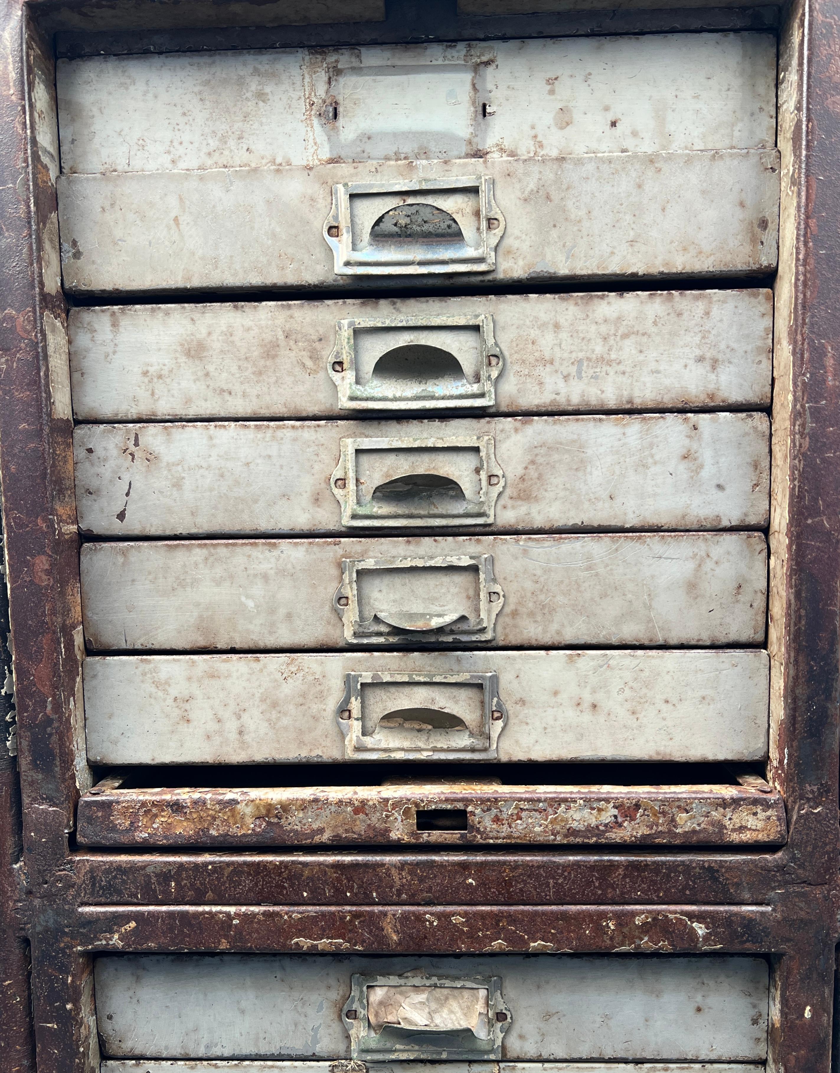 Classeur en métal ancien en vente 6