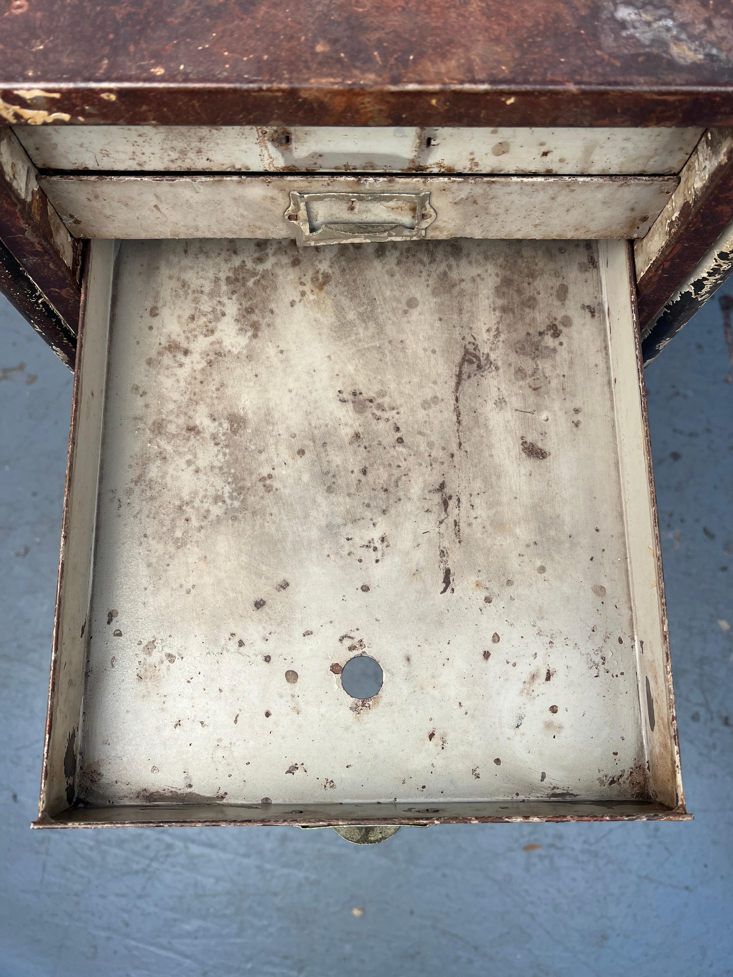 Classeur en métal ancien en vente 7