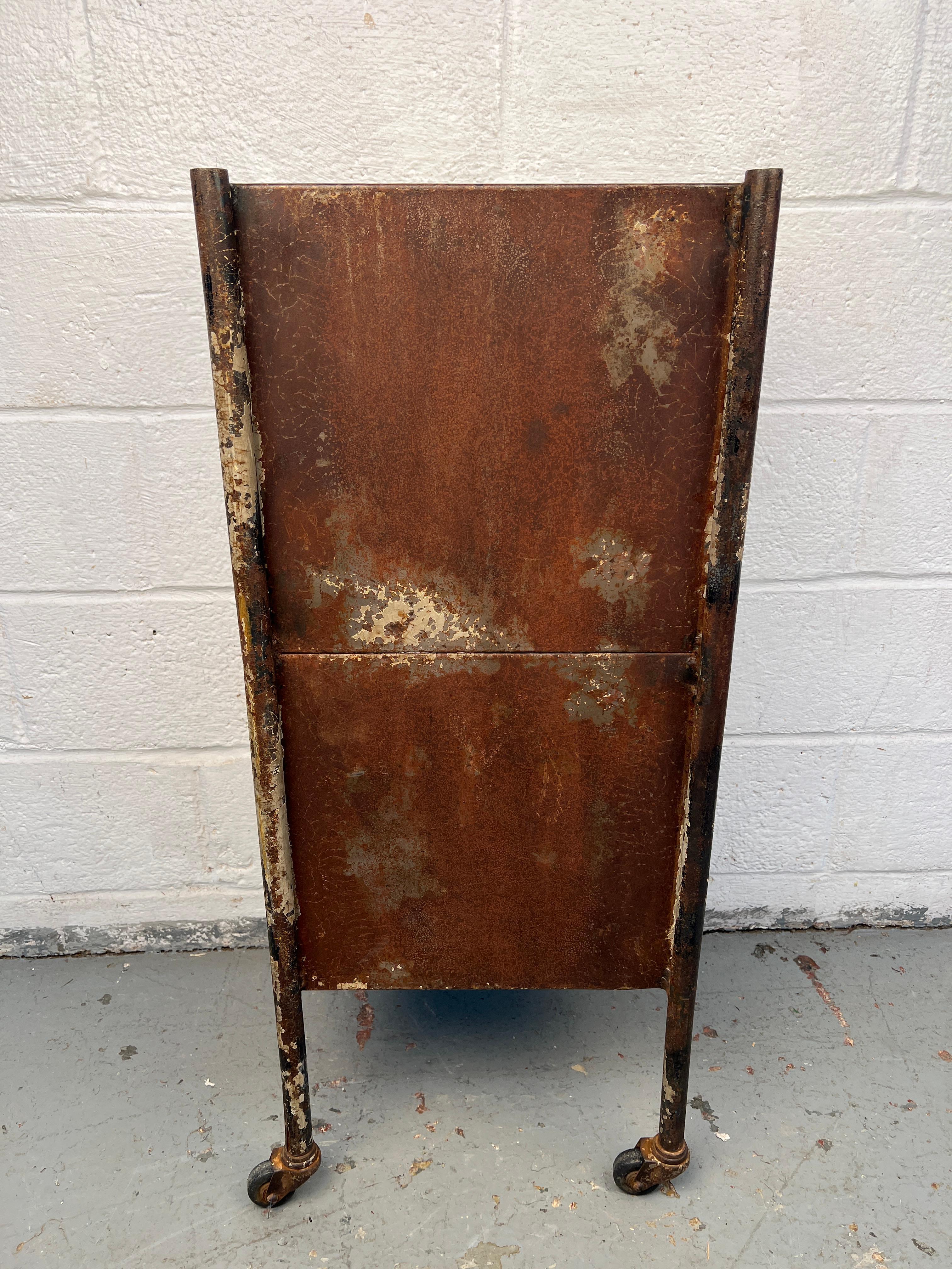 Classeur en métal ancien en vente 2