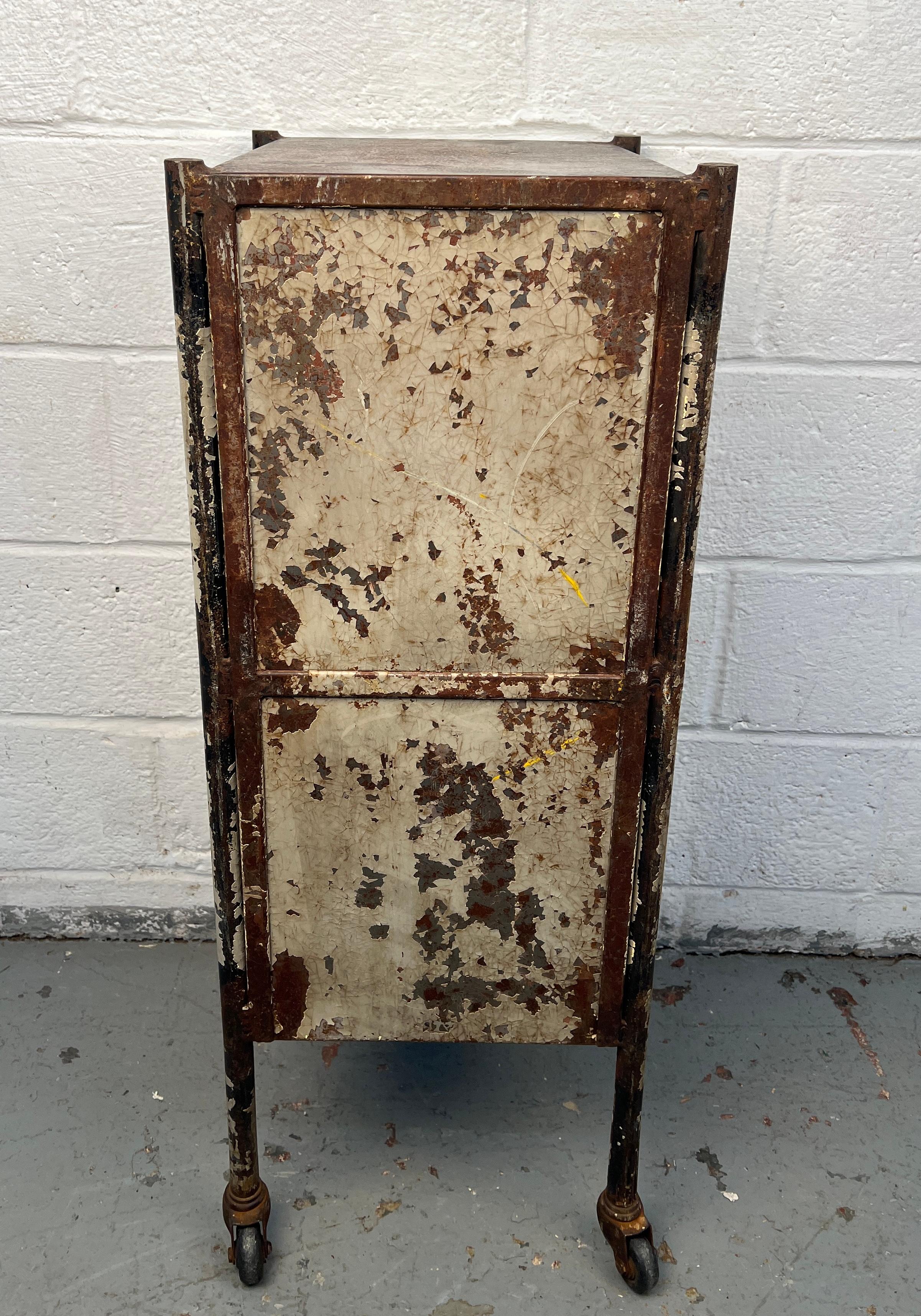 Classeur en métal ancien en vente 3