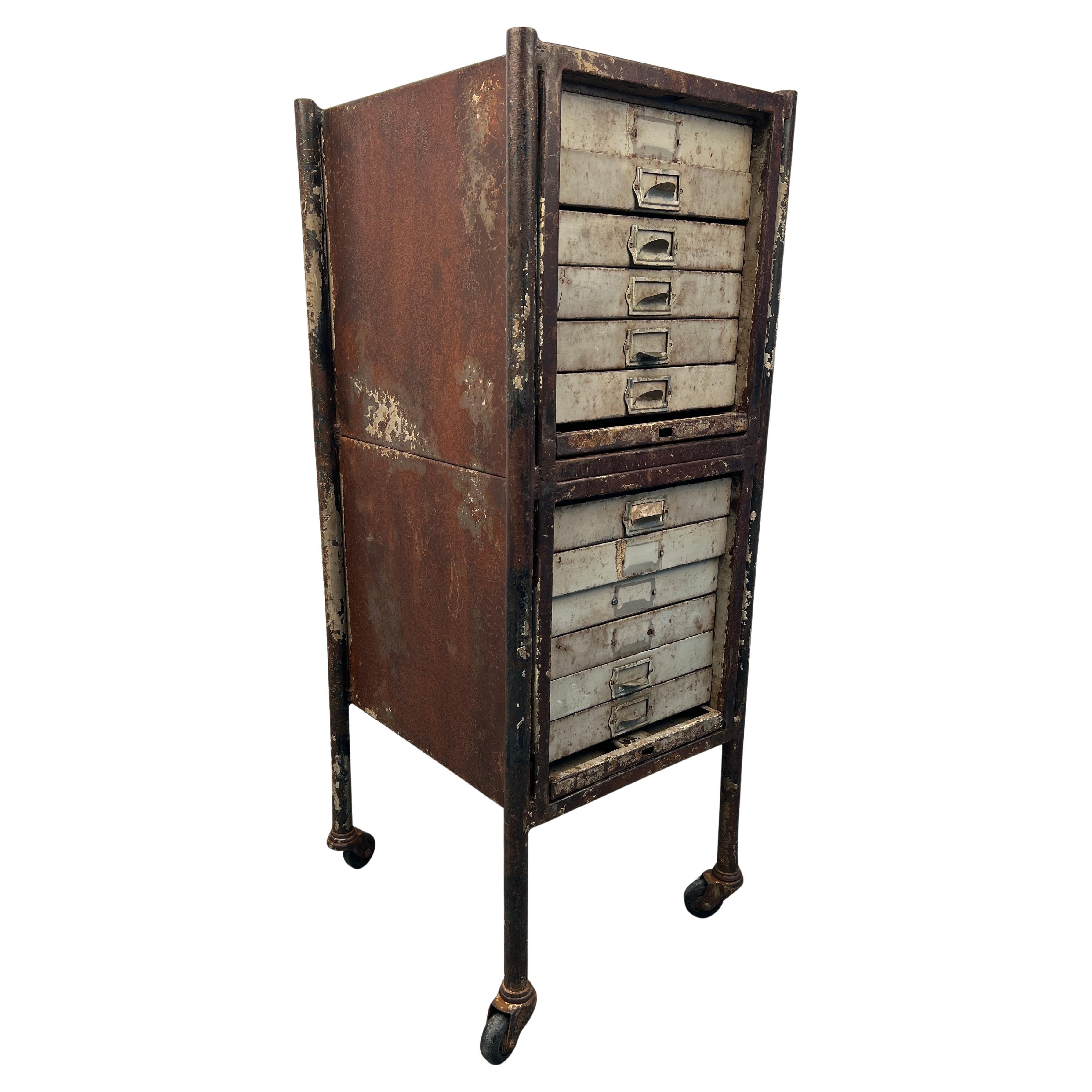 Classeur en métal ancien en vente